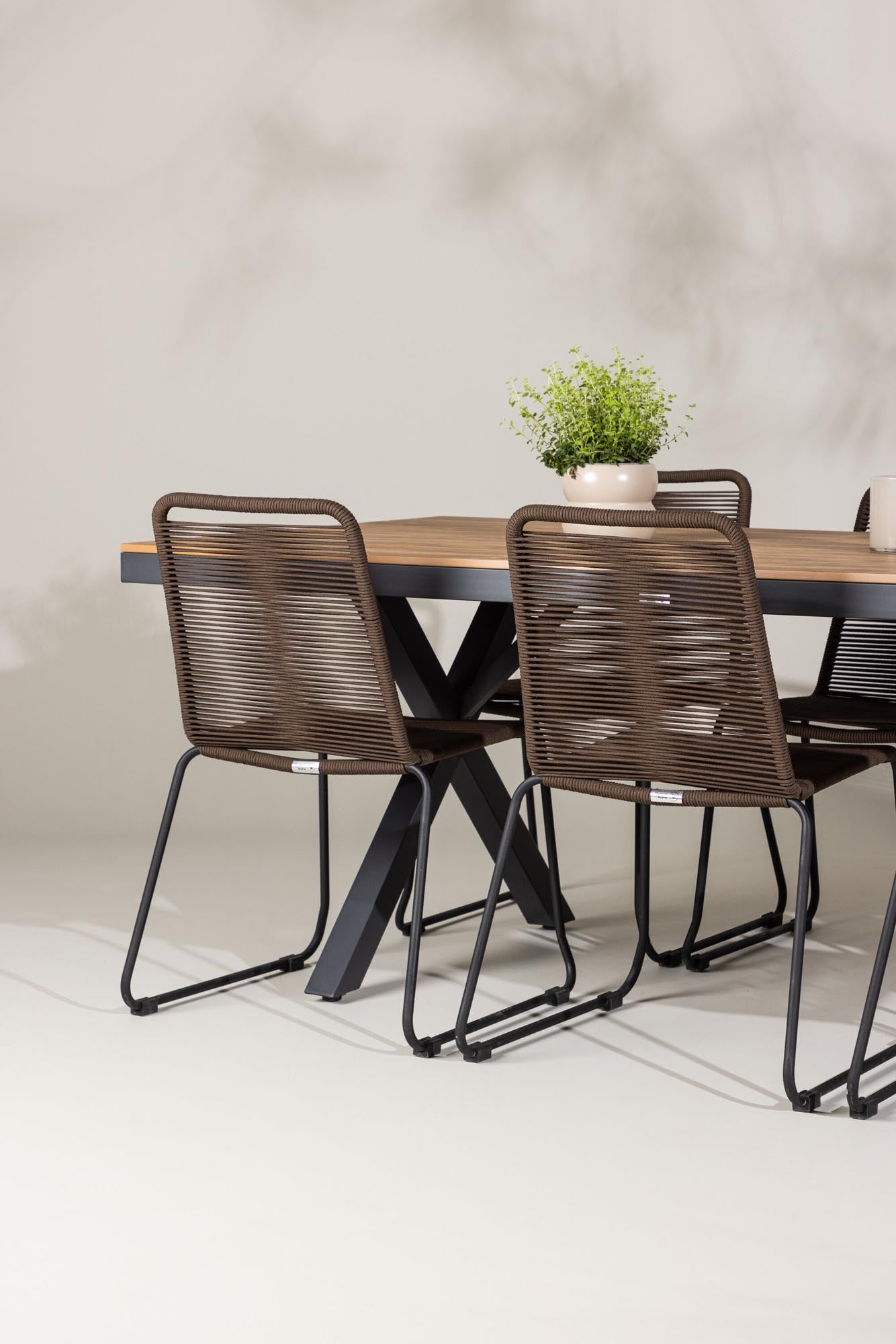 Garcia Gartentisch Set + Lindos Dining in Schwarz/Schwarz/Braun präsentiert im Onlineshop von KAQTU Design AG. Gartentischset ist von Venture Home