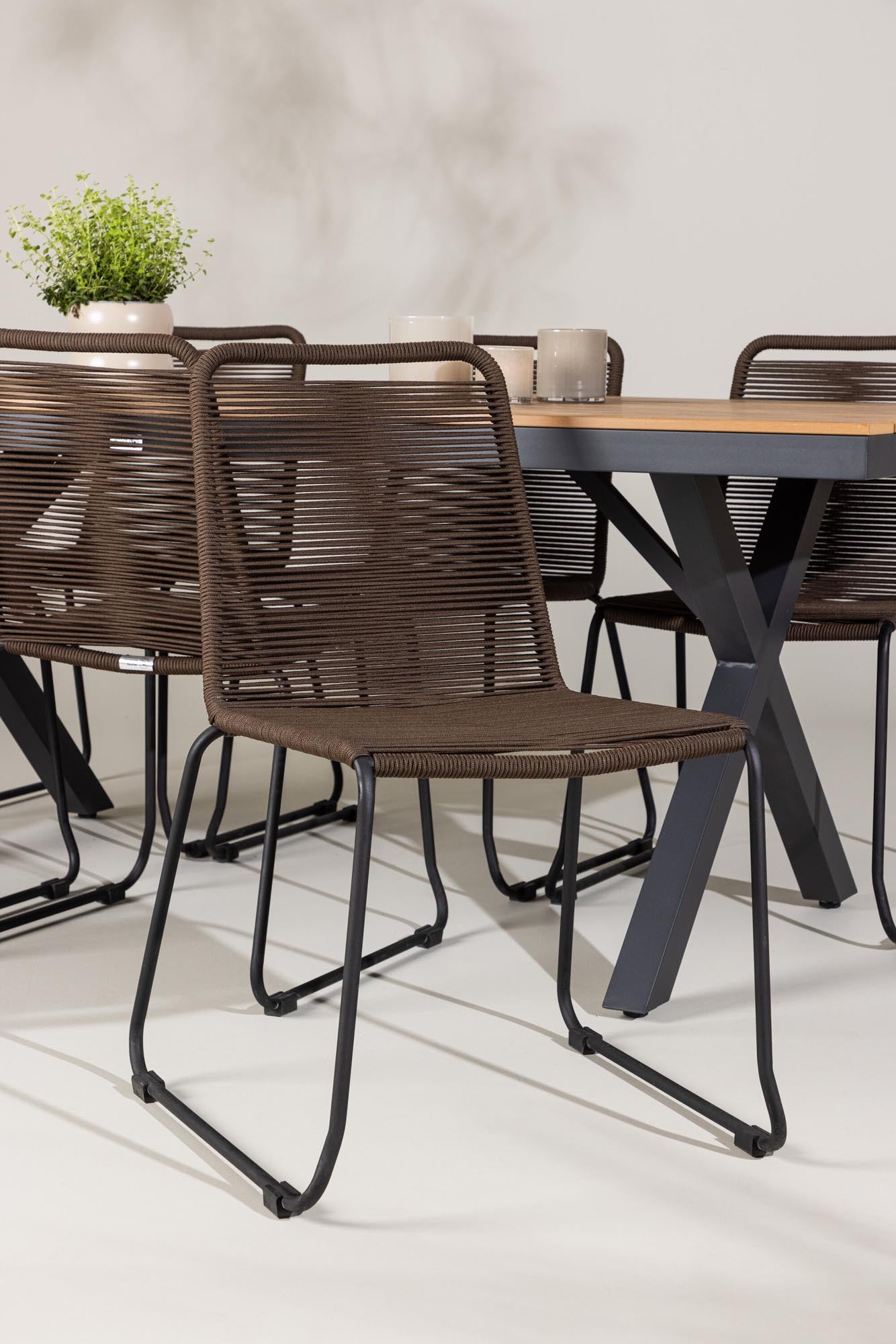 Garcia Gartentisch Set + Lindos Dining in Schwarz/Schwarz/Braun präsentiert im Onlineshop von KAQTU Design AG. Gartentischset ist von Venture Home