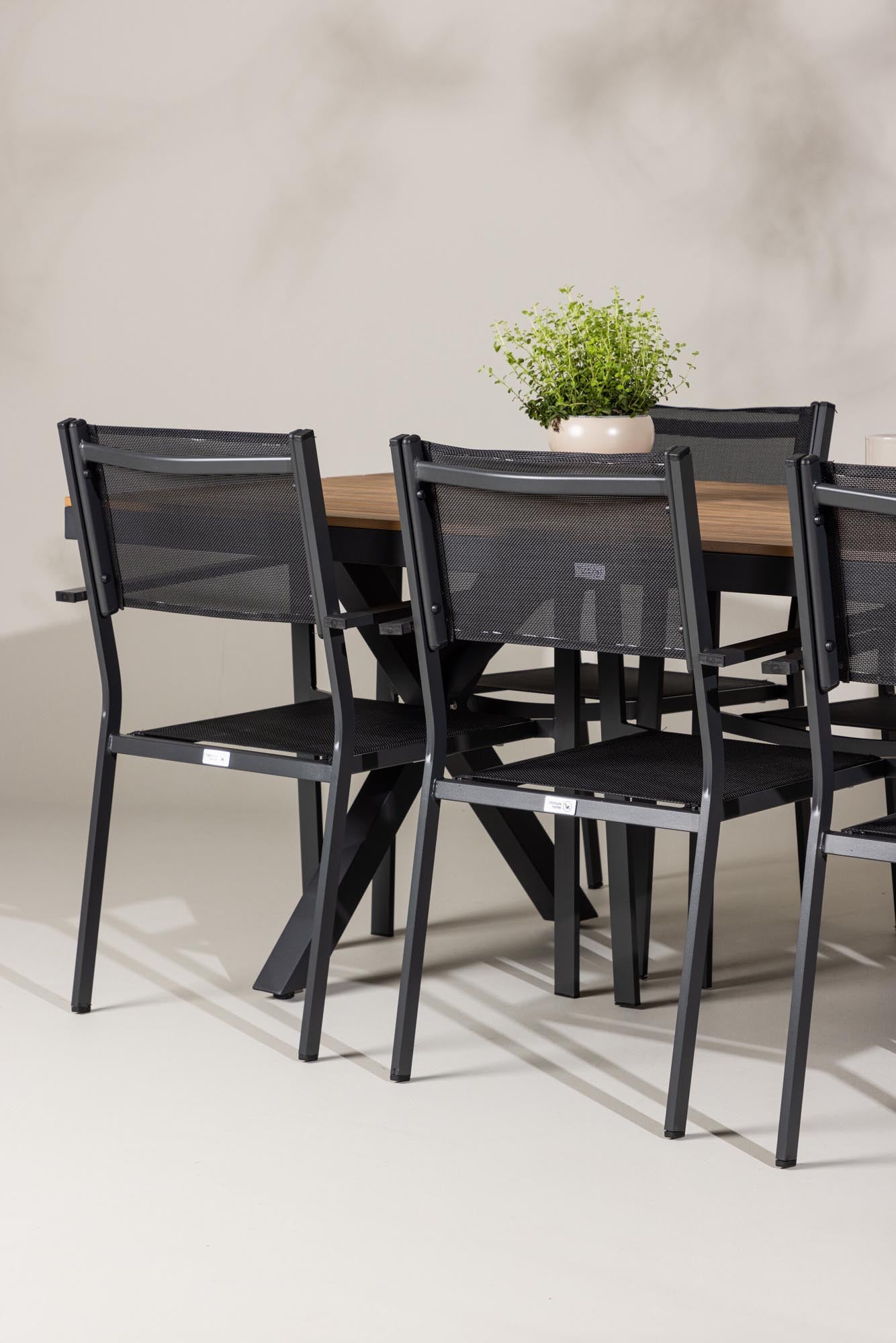 Garcia Gartentisch Set + Copacabana in Schwarz Schwarz präsentiert im Onlineshop von KAQTU Design AG. Gartentischset ist von Venture Home