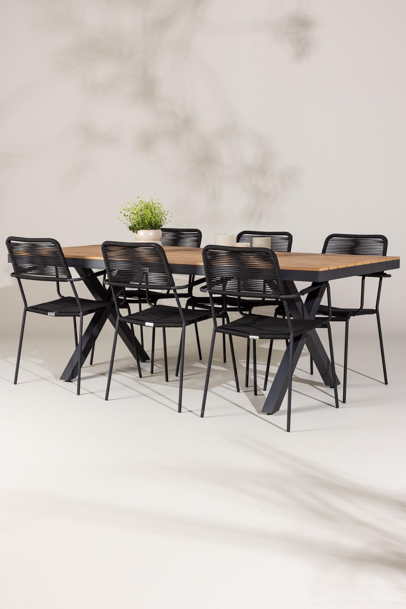 Garcia Gartentisch Set + Lindos Armchair in Schwarz Schwarz präsentiert im Onlineshop von KAQTU Design AG. Gartentischset ist von Venture Home