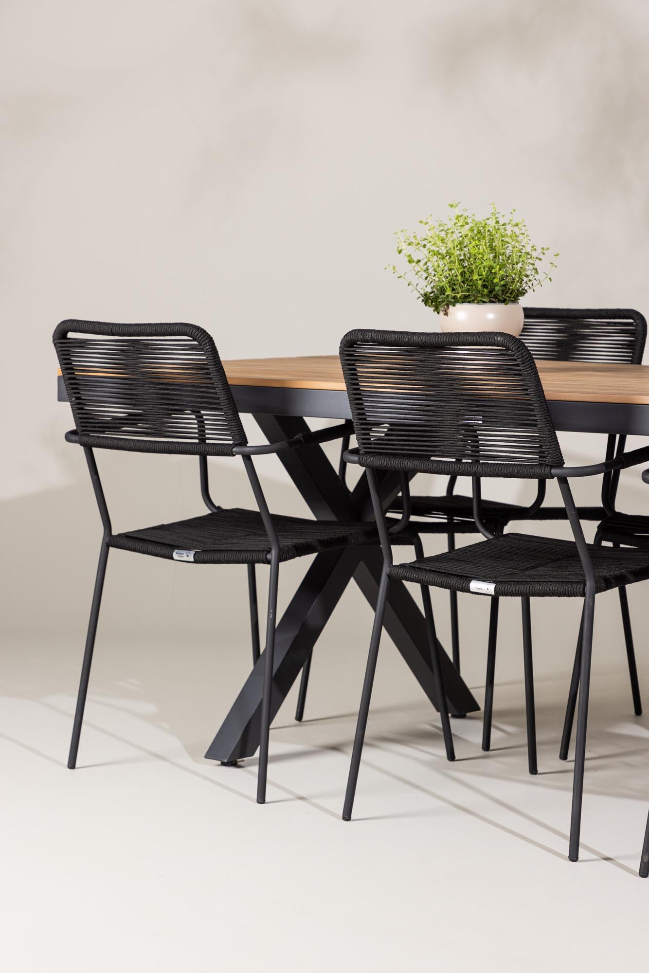 Garcia Gartentisch Set + Lindos Armchair in Schwarz Schwarz präsentiert im Onlineshop von KAQTU Design AG. Gartentischset ist von Venture Home