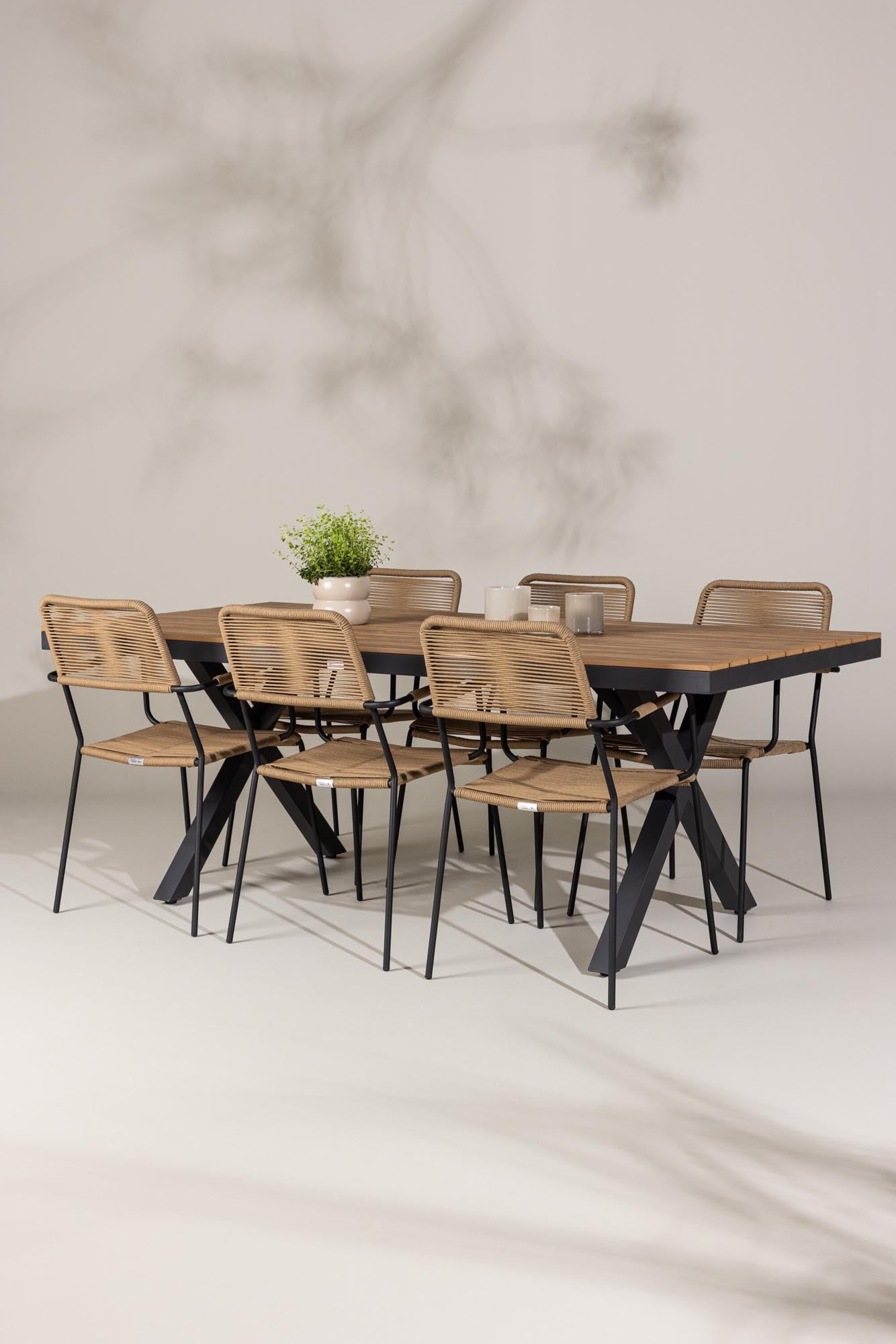 Garcia Gartentisch Set + Lindos Armchair in Schwarz/Schwarz/Braun präsentiert im Onlineshop von KAQTU Design AG. Gartentischset ist von Venture Home