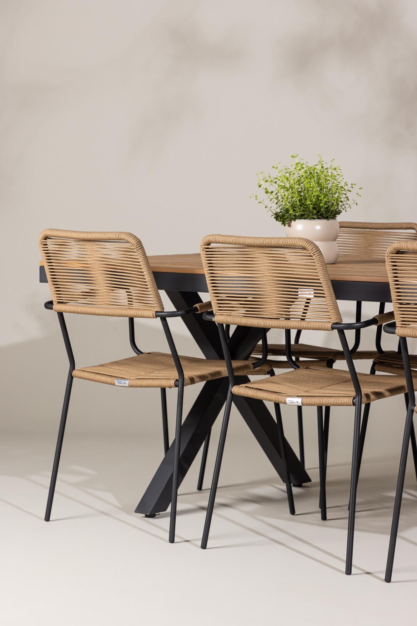 Garcia Gartentisch Set + Lindos Armchair in Schwarz/Schwarz/Braun präsentiert im Onlineshop von KAQTU Design AG. Gartentischset ist von Venture Home