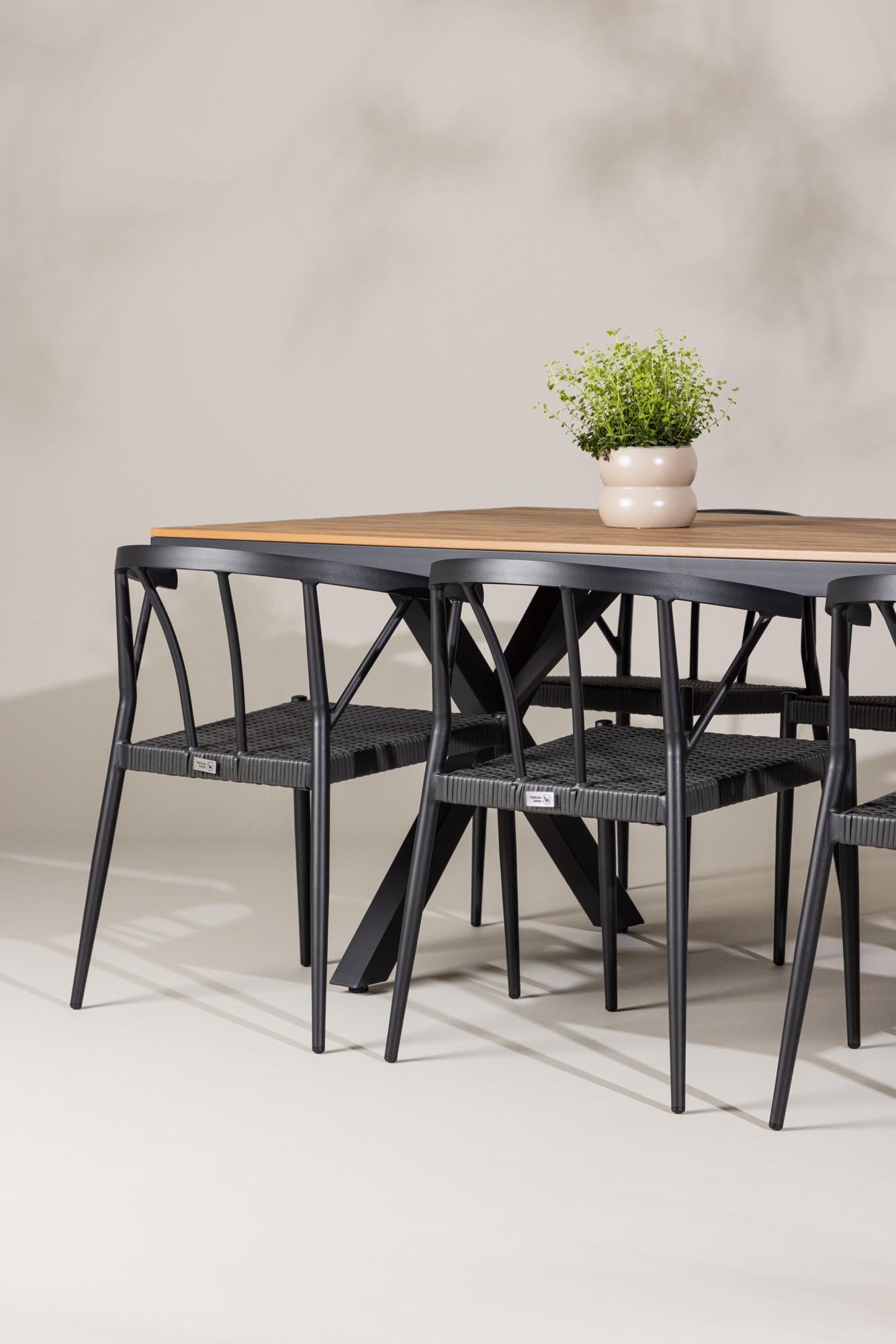 Garcia Gartentisch Set + Stina in Schwarz Schwarz präsentiert im Onlineshop von KAQTU Design AG. Gartentischset ist von Venture Home