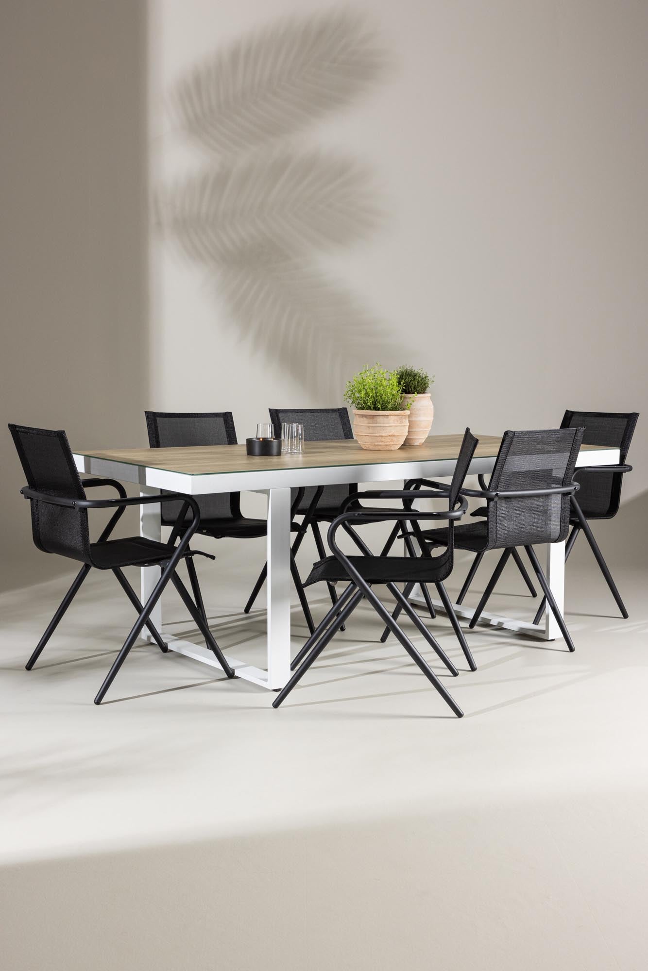 Elegantes Esszimmerset aus Glas und Aluminium, bietet Komfort und Stil für unvergessliche Momente mit Familie und Freunden.