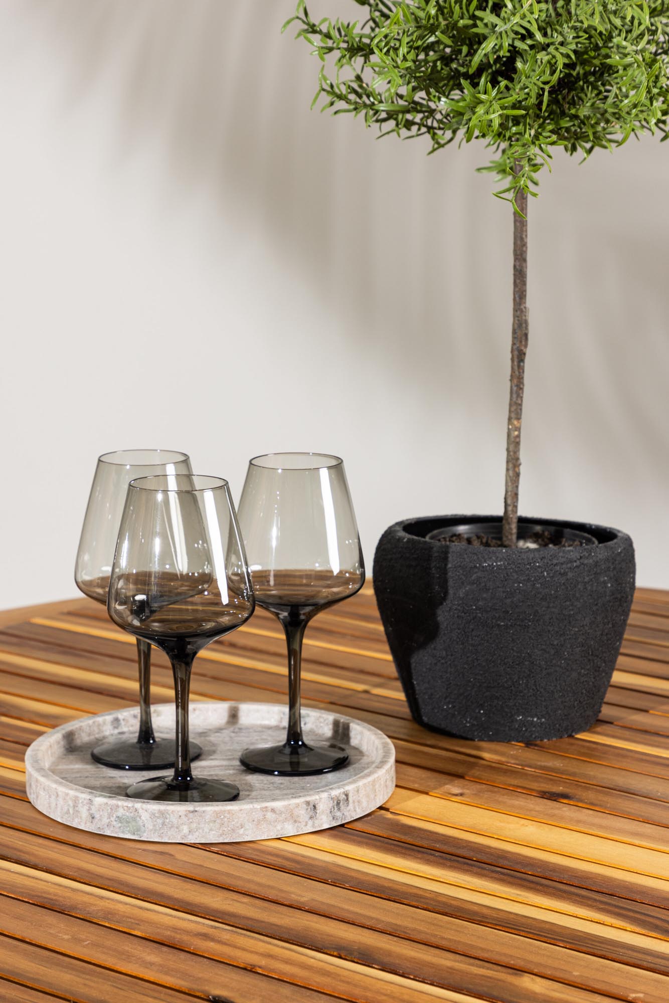 Lumpur Gartentisch Set rund + Lindos in Natur/Schwarz/Braun präsentiert im Onlineshop von KAQTU Design AG. Gartentischset ist von Venture Home