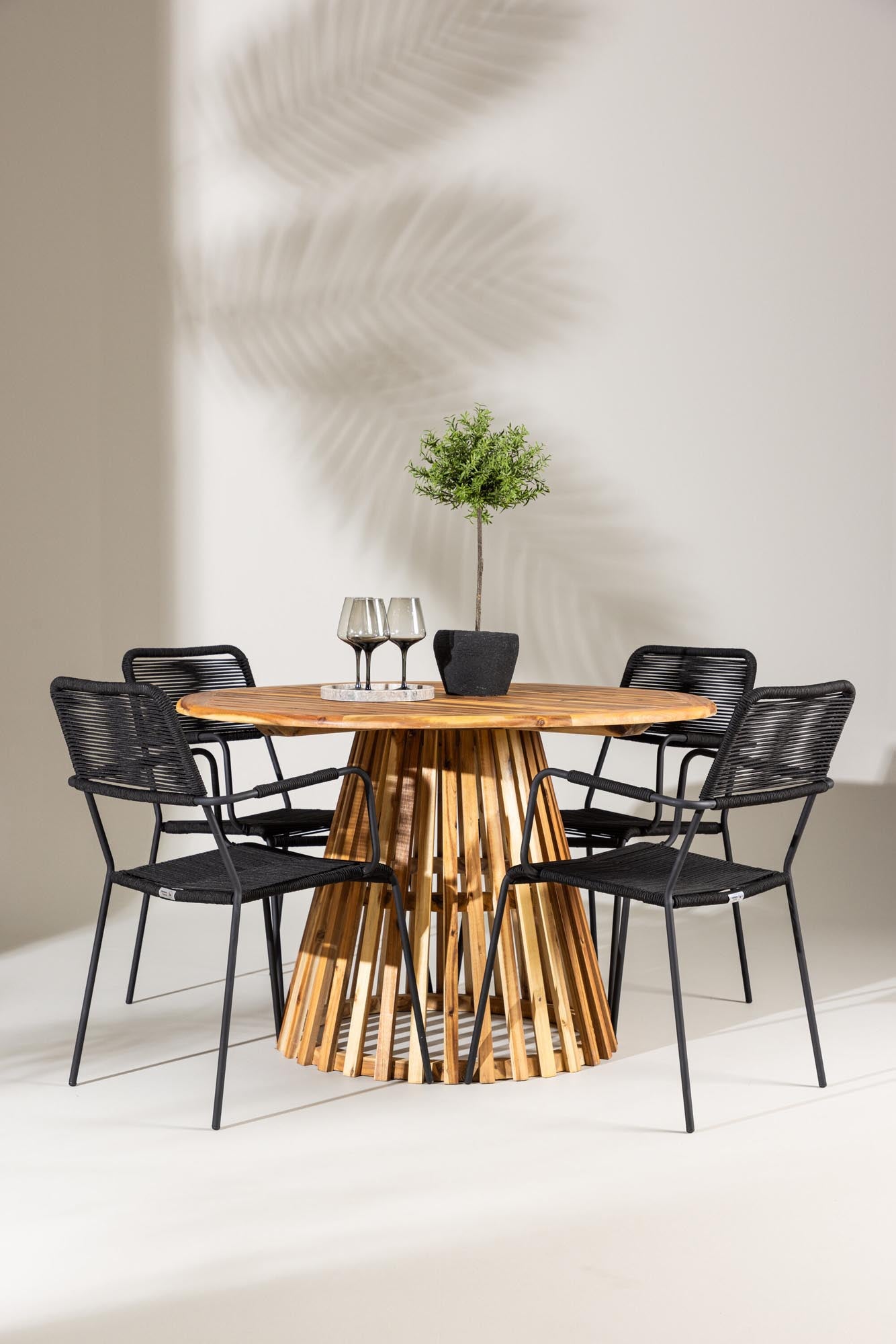 Lumpur Gartentisch Set rund + Lindos Armchair in Natur/Schwarz präsentiert im Onlineshop von KAQTU Design AG. Gartentischset ist von Venture Home