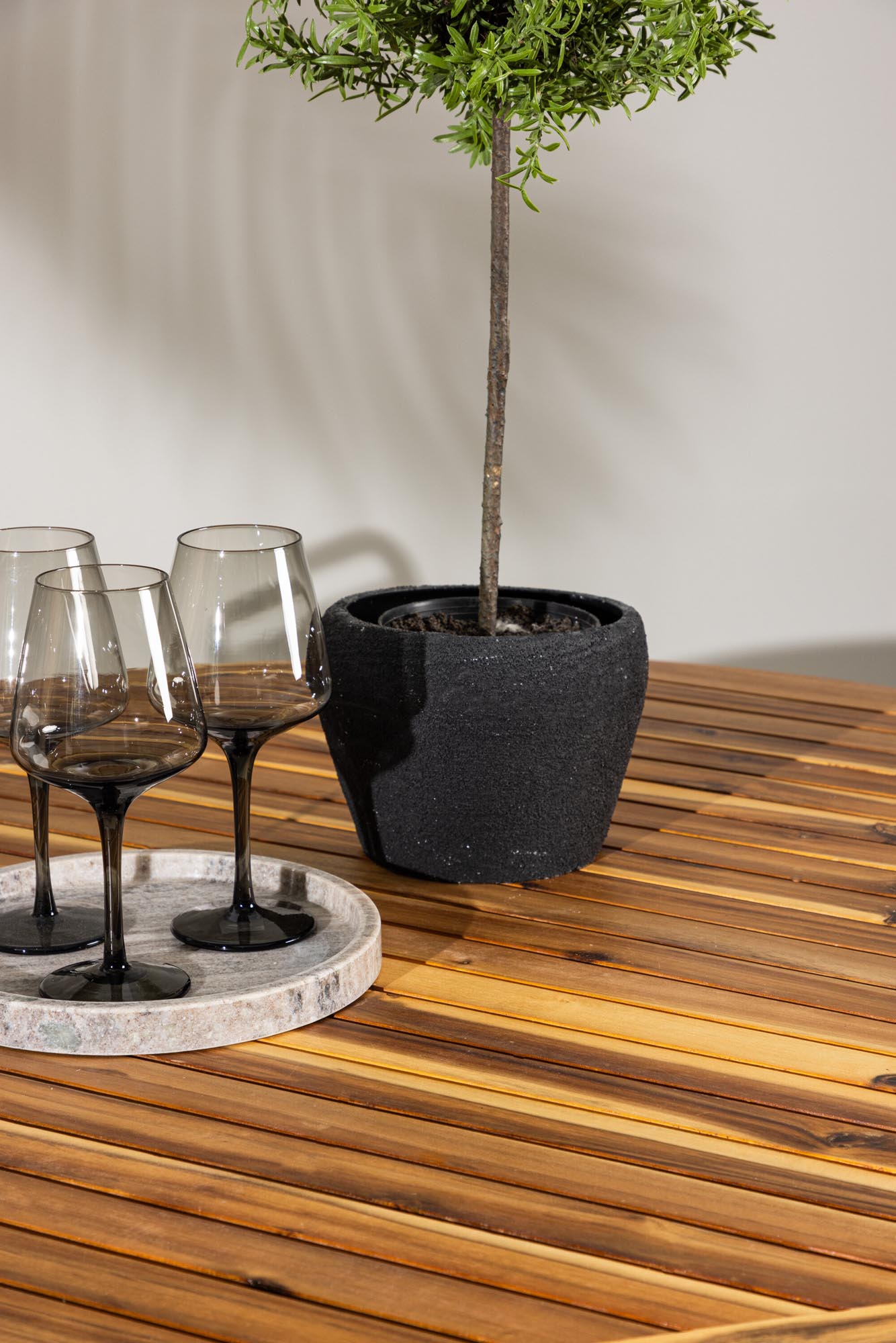 Lumpur Gartentisch Set rund + Lindos in Natur/Schwarz präsentiert im Onlineshop von KAQTU Design AG. Gartentischset ist von Venture Home