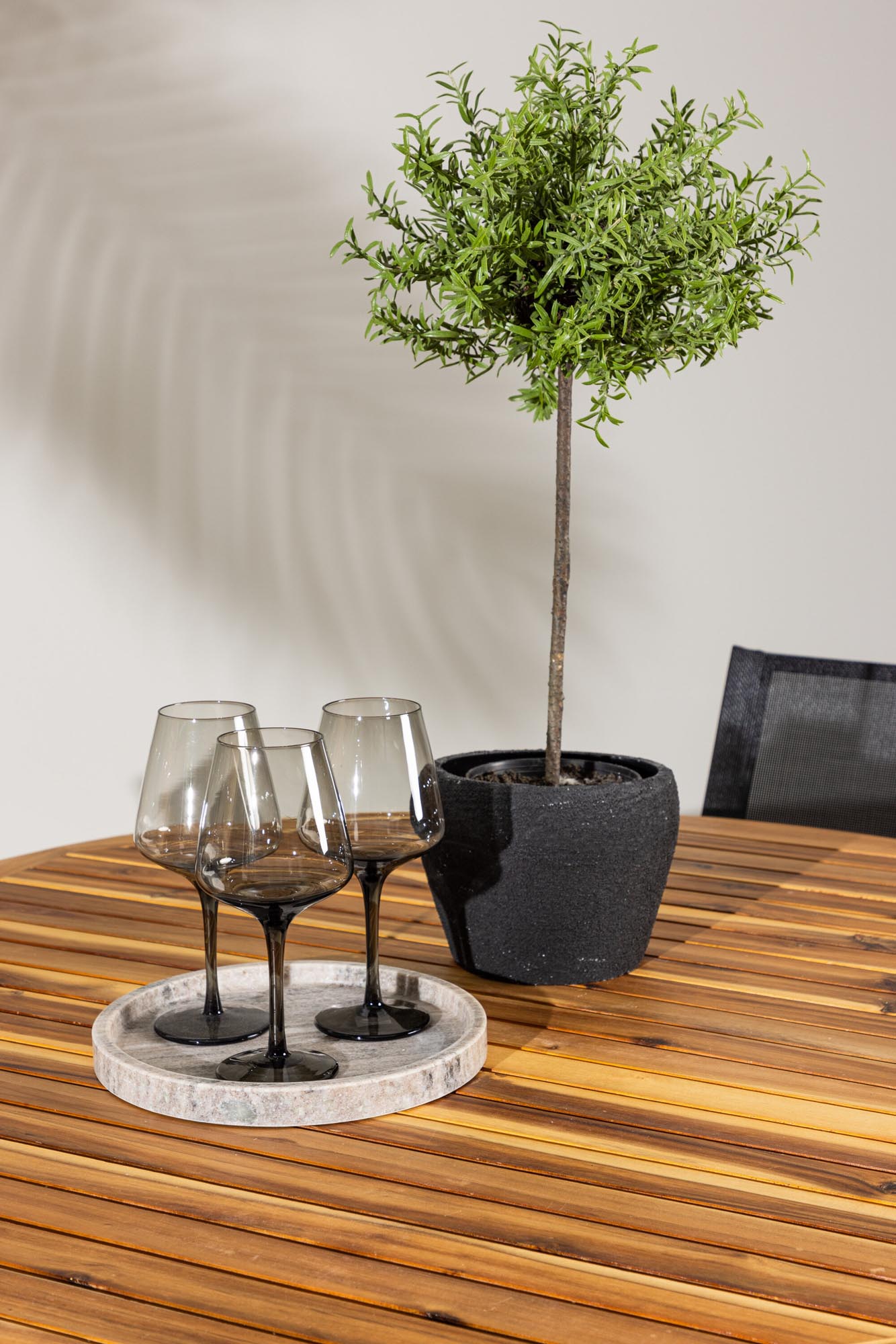 Lumpur Gartentisch Set rund + Alina in Natur/Schwarz präsentiert im Onlineshop von KAQTU Design AG. Gartentischset ist von Venture Home