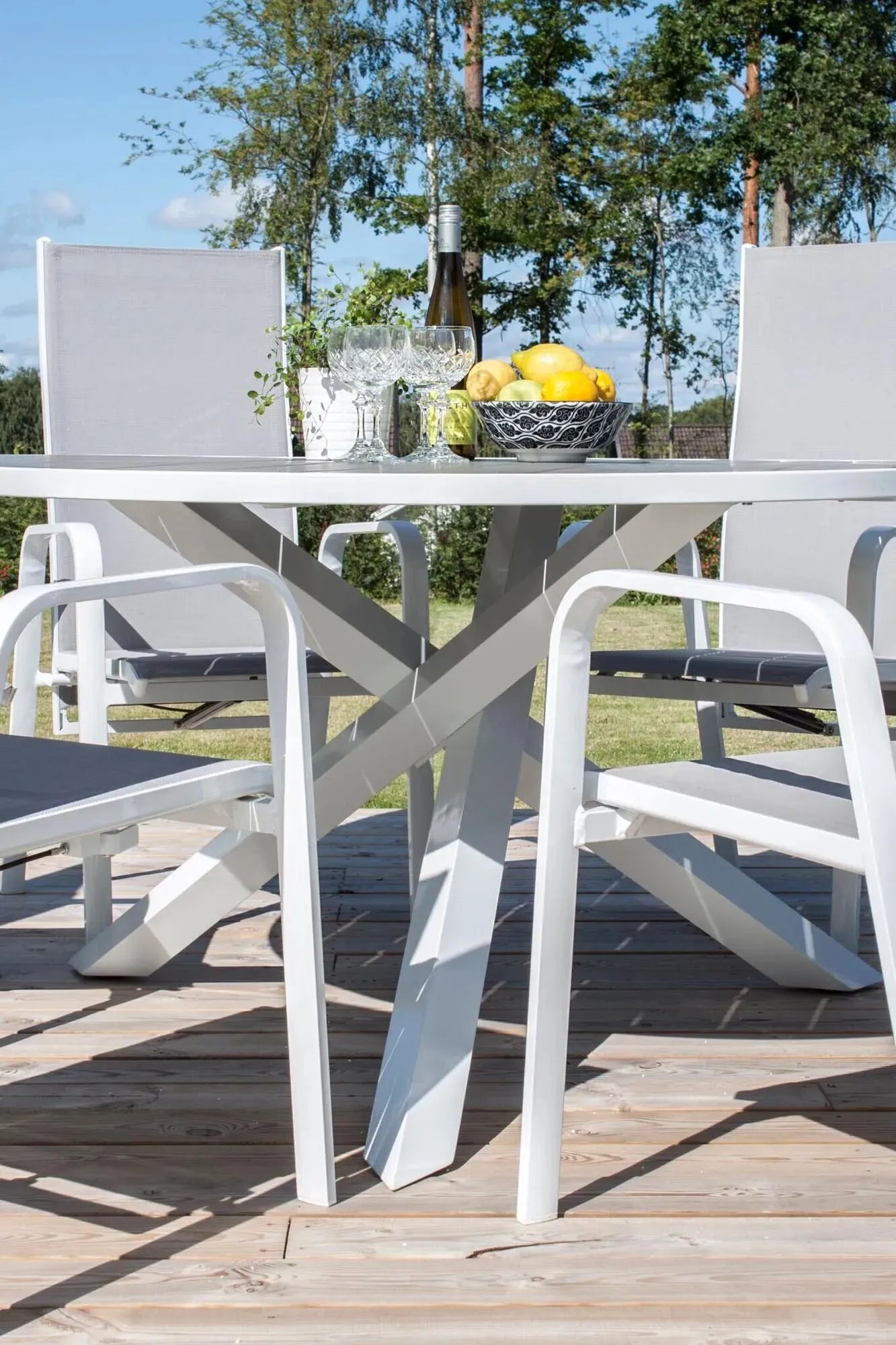 Parma Outdoor-Tischset + Copacabana Recliner ⌀140cm/6St. in Grau weiss präsentiert im Onlineshop von KAQTU Design AG. Gartentischset ist von Venture Home