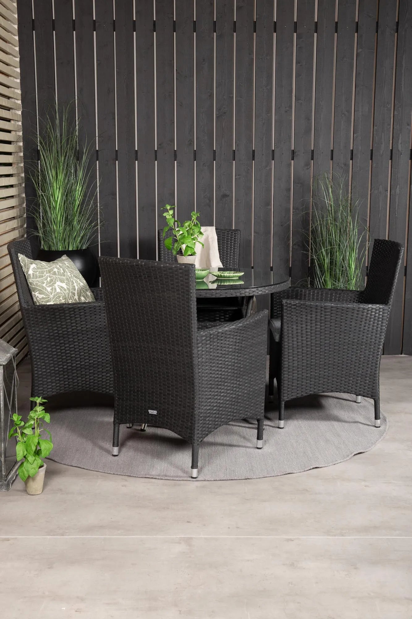 Volta Runder Esstisch-Set in Schwarz/Schwarz präsentiert im Onlineshop von KAQTU Design AG. Gartentischset ist von Venture Home