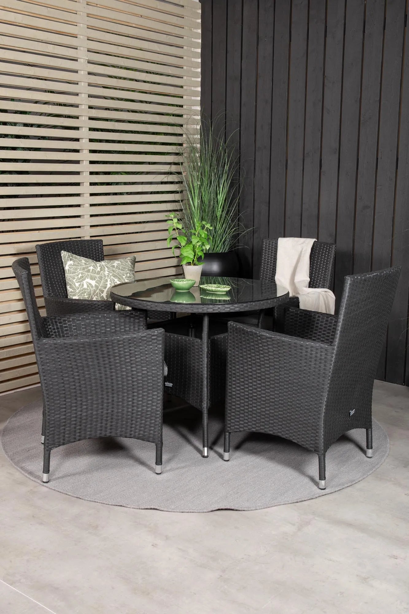 Volta Runder Esstisch-Set in Schwarz/Schwarz präsentiert im Onlineshop von KAQTU Design AG. Gartentischset ist von Venture Home