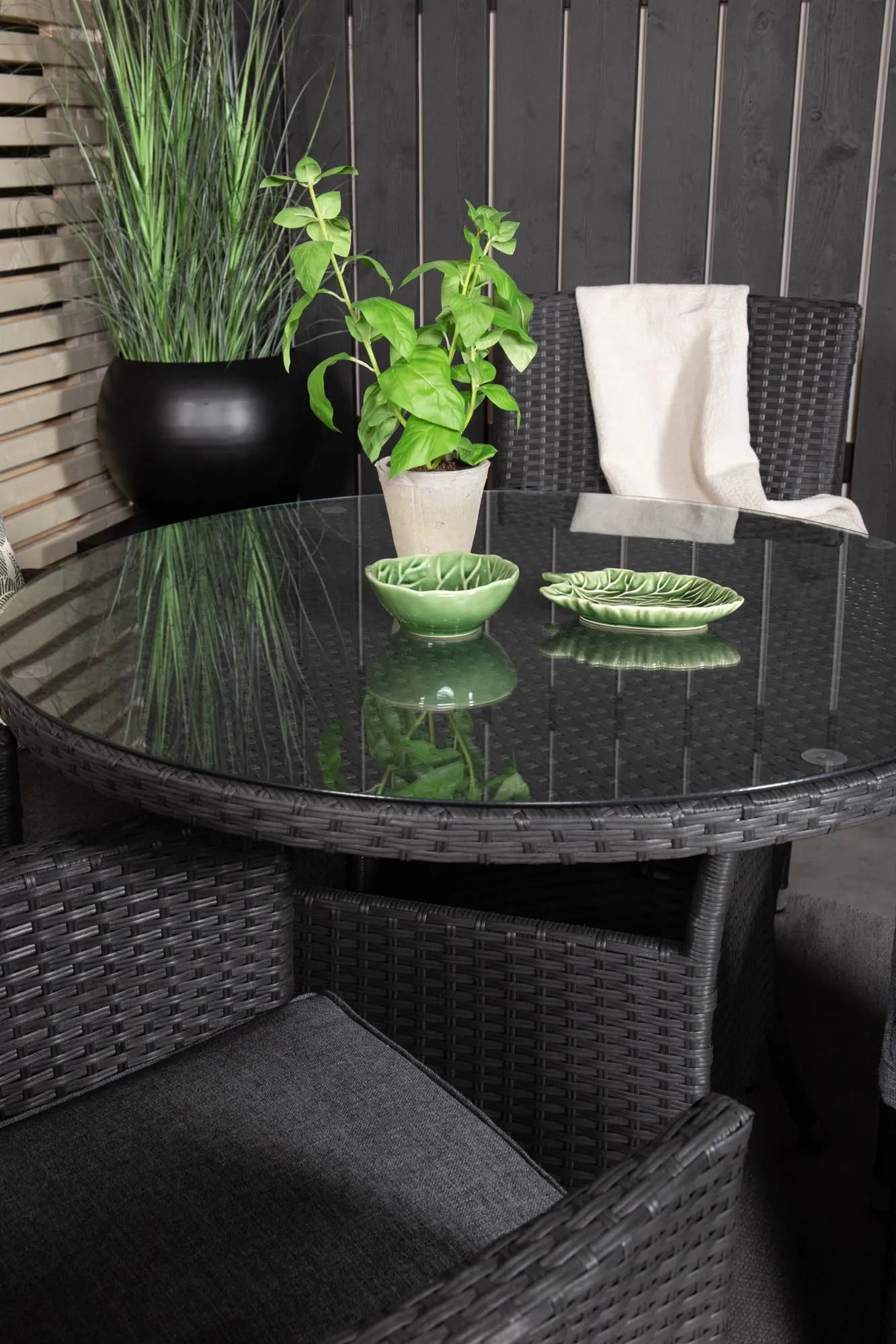 Volta Runder Esstisch-Set in Schwarz/Schwarz präsentiert im Onlineshop von KAQTU Design AG. Gartentischset ist von Venture Home