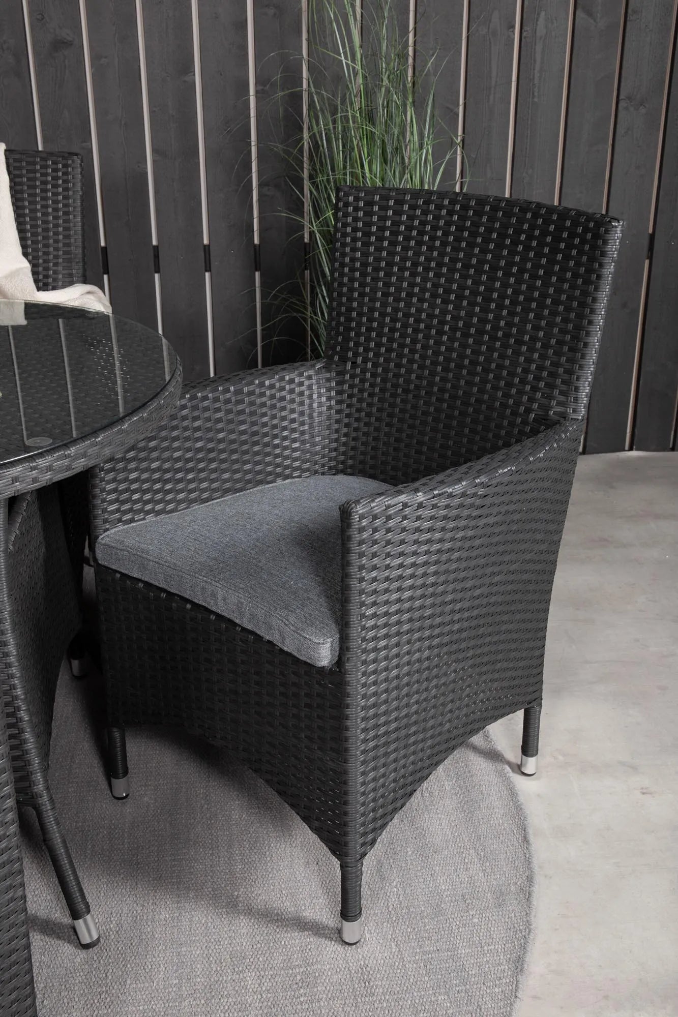 Volta Runder Esstisch-Set in Schwarz/Schwarz präsentiert im Onlineshop von KAQTU Design AG. Gartentischset ist von Venture Home