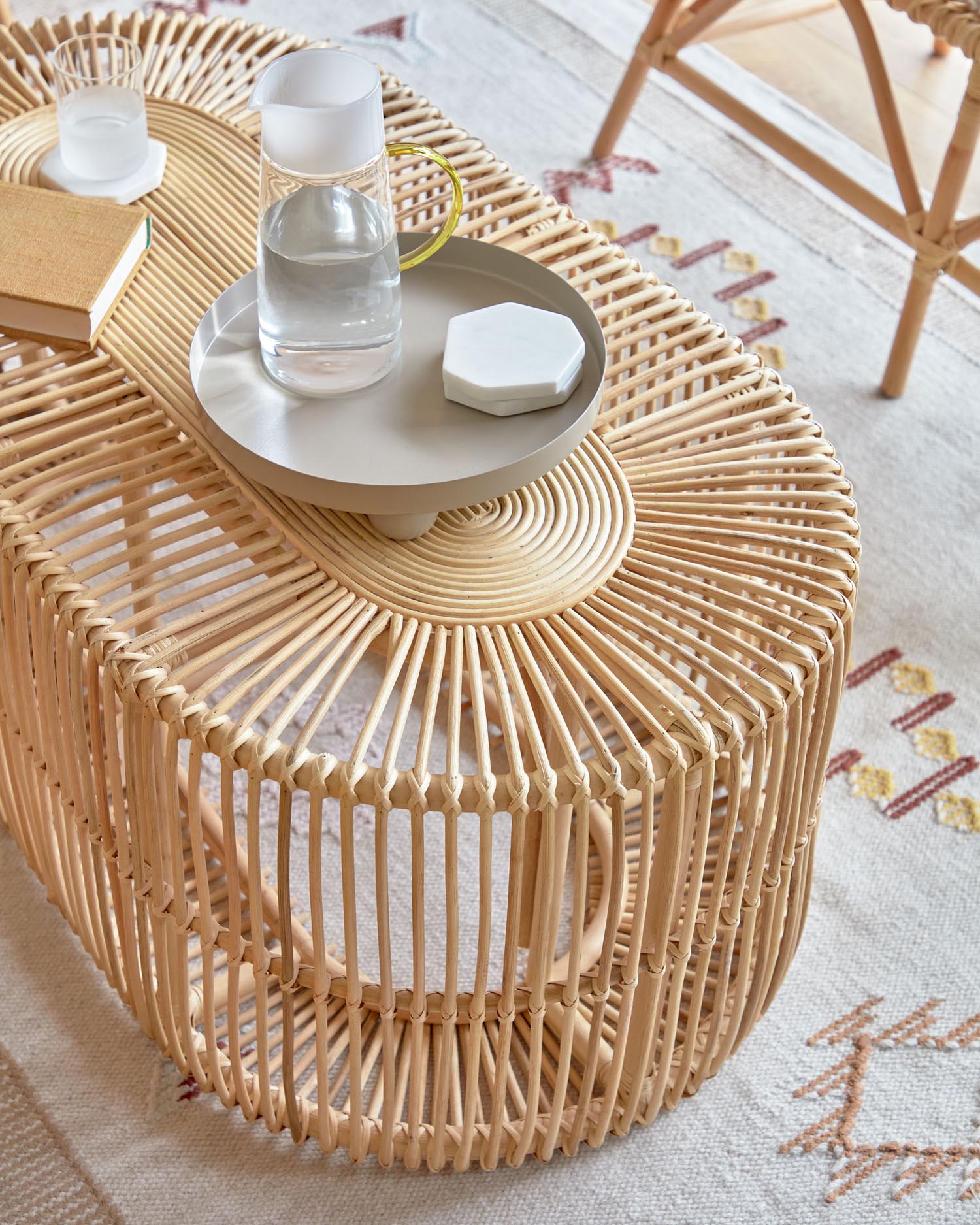 Lael Couchtisch aus Rattan mit natürlichem Finish Ø 110 x 60 cm in Braun präsentiert im Onlineshop von KAQTU Design AG. Beistelltisch ist von Kave Home