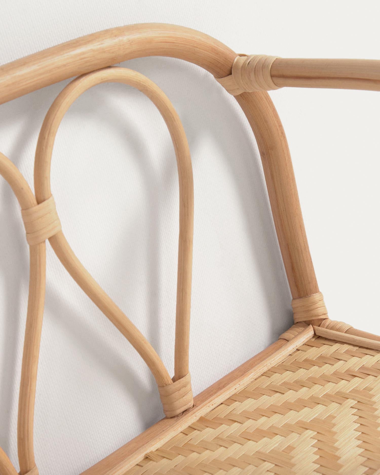 Nyarai Wandregal aus Rattan mit natürlichem Finish 58 x 25 cm in Braun präsentiert im Onlineshop von KAQTU Design AG. Wandregal ist von Kave Home