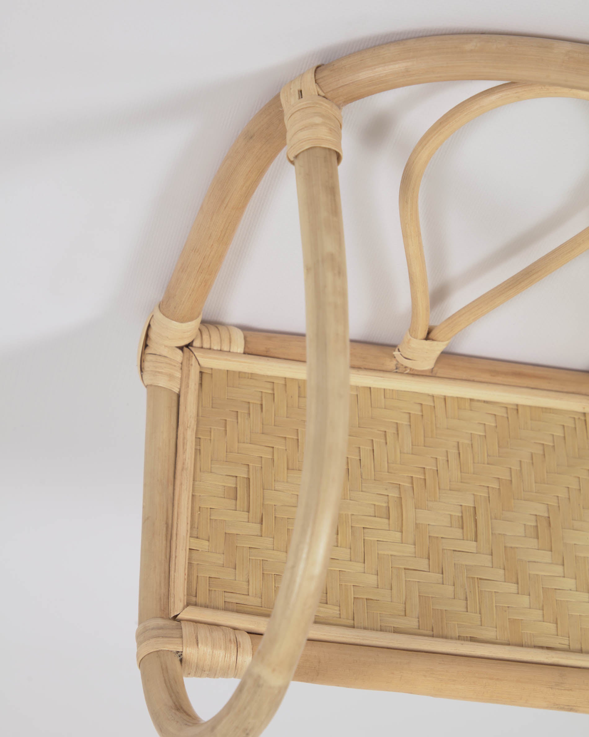 Nyarai Wandregal aus Rattan mit natürlichem Finish 58 x 25 cm in Braun präsentiert im Onlineshop von KAQTU Design AG. Wandregal ist von Kave Home