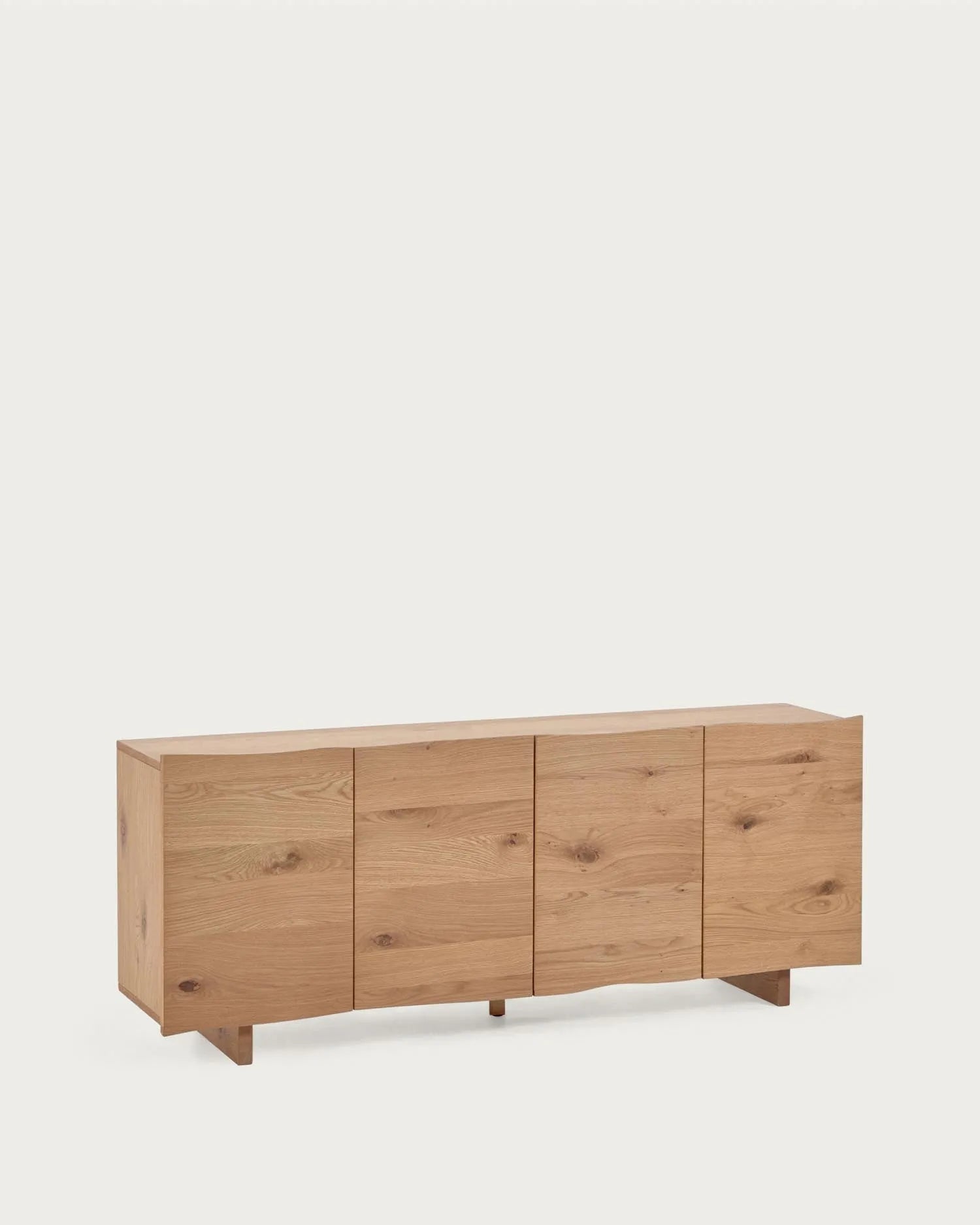 Elegantes Rasha Sideboard aus Eichenfurnier, 180x71 cm. Vier Türen, zeitloses Design, natürliche Maserung, umweltfreundliches Finish.