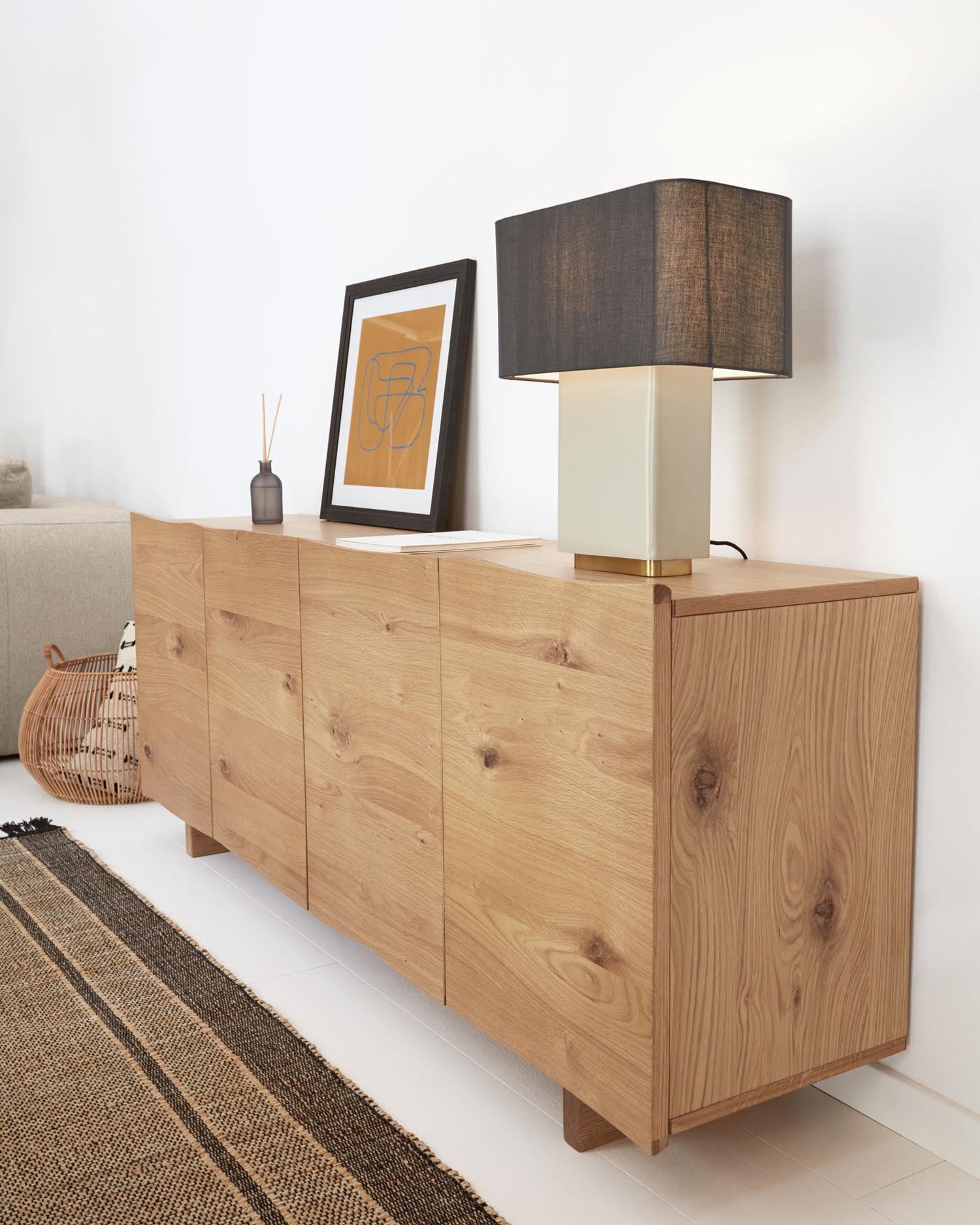 Rasha Sideboard 4 Türen Eichenfurnier mit natürlichem Finish 180 x 71 cm in Braun präsentiert im Onlineshop von KAQTU Design AG. Sideboard ist von Kave Home