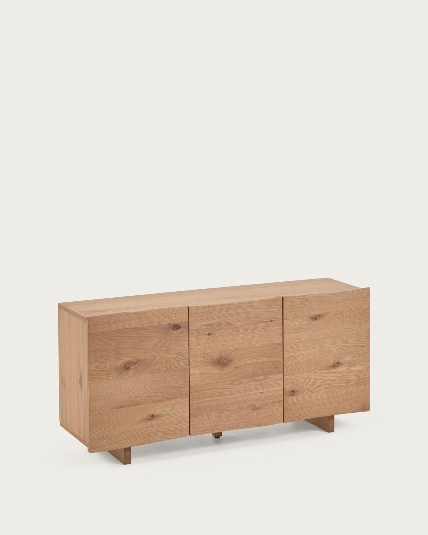 Rasha Sideboard 3 Türen Eichenfurnier mit natürlichem Finish 150 x 71 cm in Braun präsentiert im Onlineshop von KAQTU Design AG. Sideboard ist von Kave Home