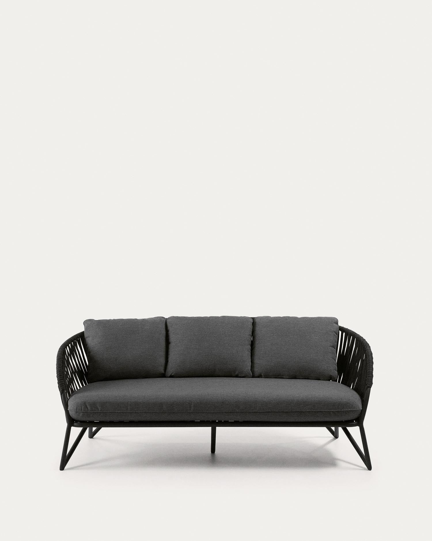 Branzie 3-Sitzer-Sofa aus schwarzem Seil 180 cm in Schwarz präsentiert im Onlineshop von KAQTU Design AG. Lounge Sofa ist von Kave Home