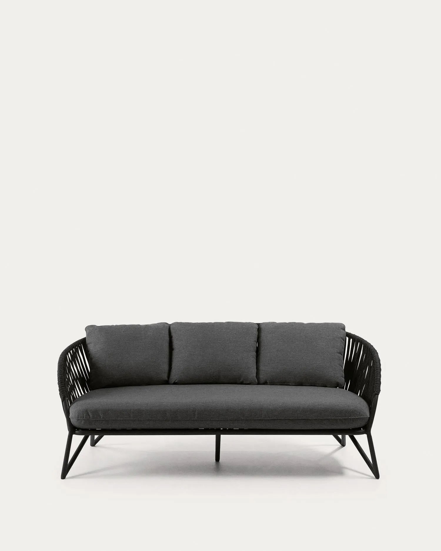 Elegantes 3-Sitzer-Sofa aus schwarzem Seil, ideal für Innen- und Außenbereiche. Komfort und Stil von Kave Home.