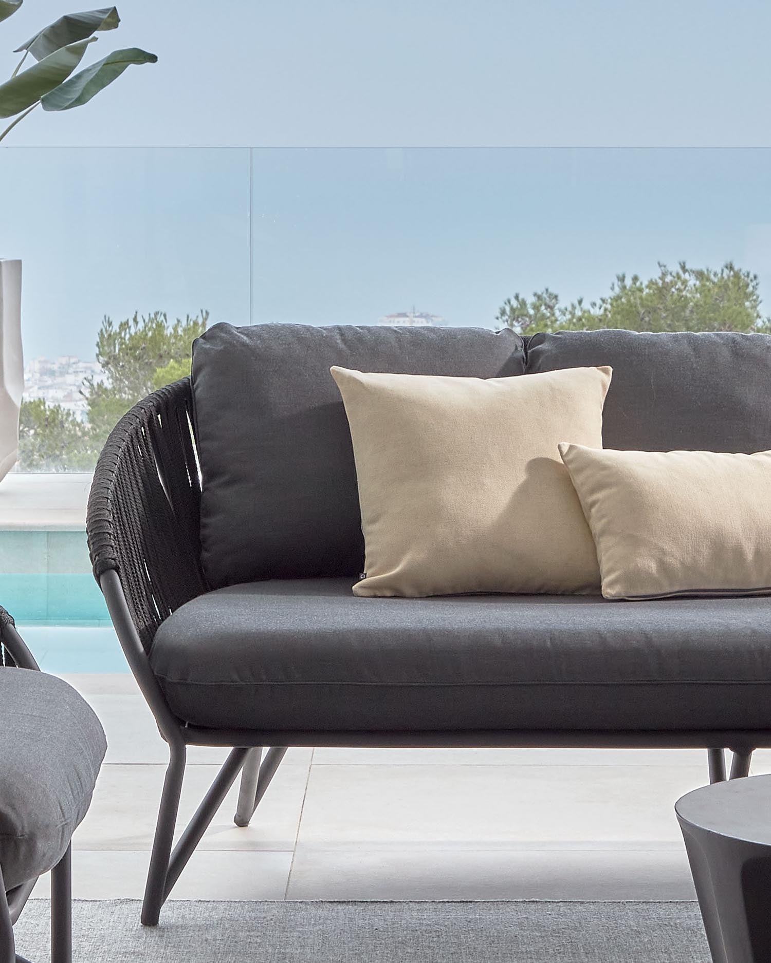 Branzie 3-Sitzer-Sofa aus schwarzem Seil 180 cm in Schwarz präsentiert im Onlineshop von KAQTU Design AG. Lounge Sofa ist von Kave Home