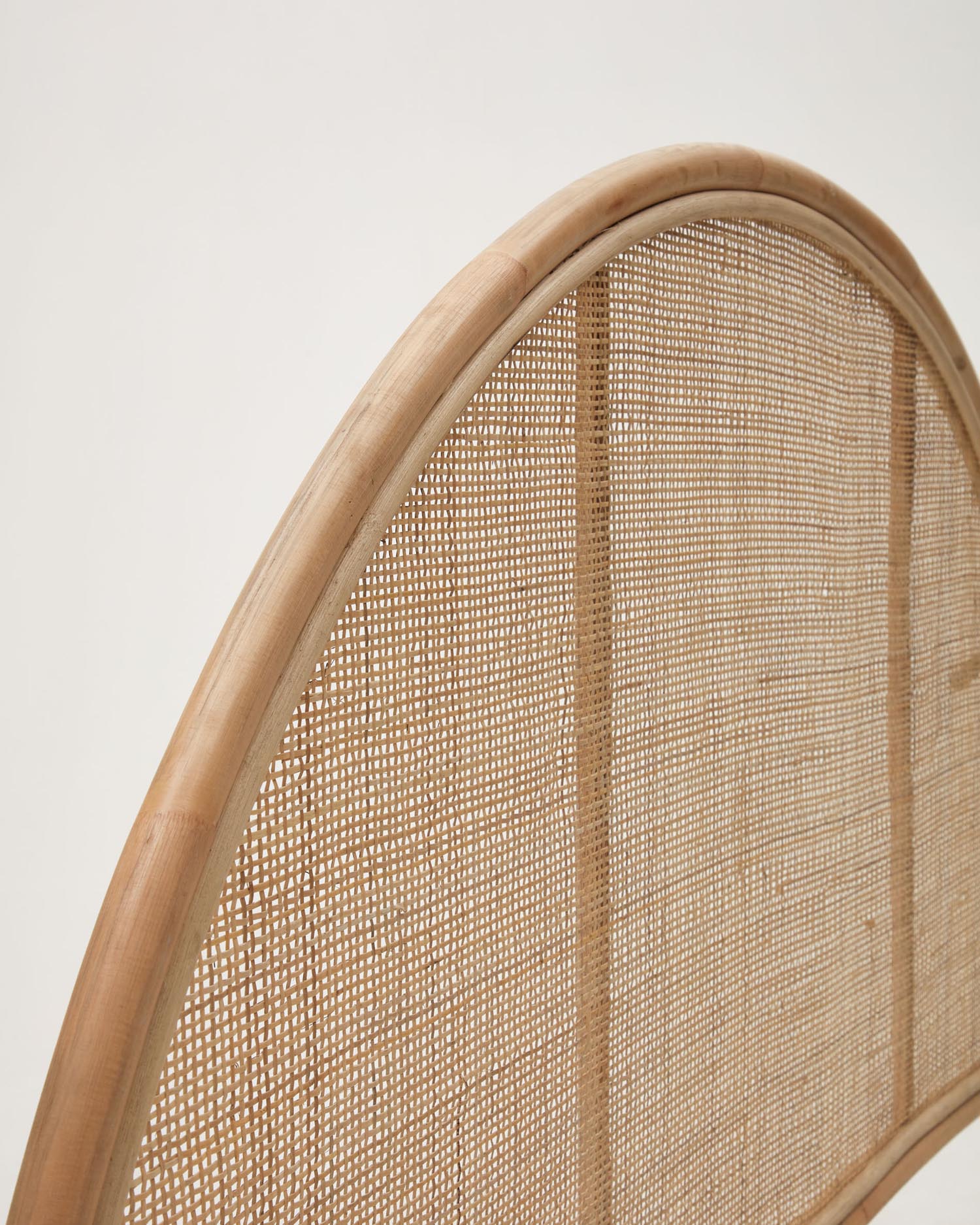 Quiterie rundes Bettkopfteil aus Rattan mit natürlichem Finish 150/160 cm in Braun präsentiert im Onlineshop von KAQTU Design AG. Zubehör Bett ist von Kave Home