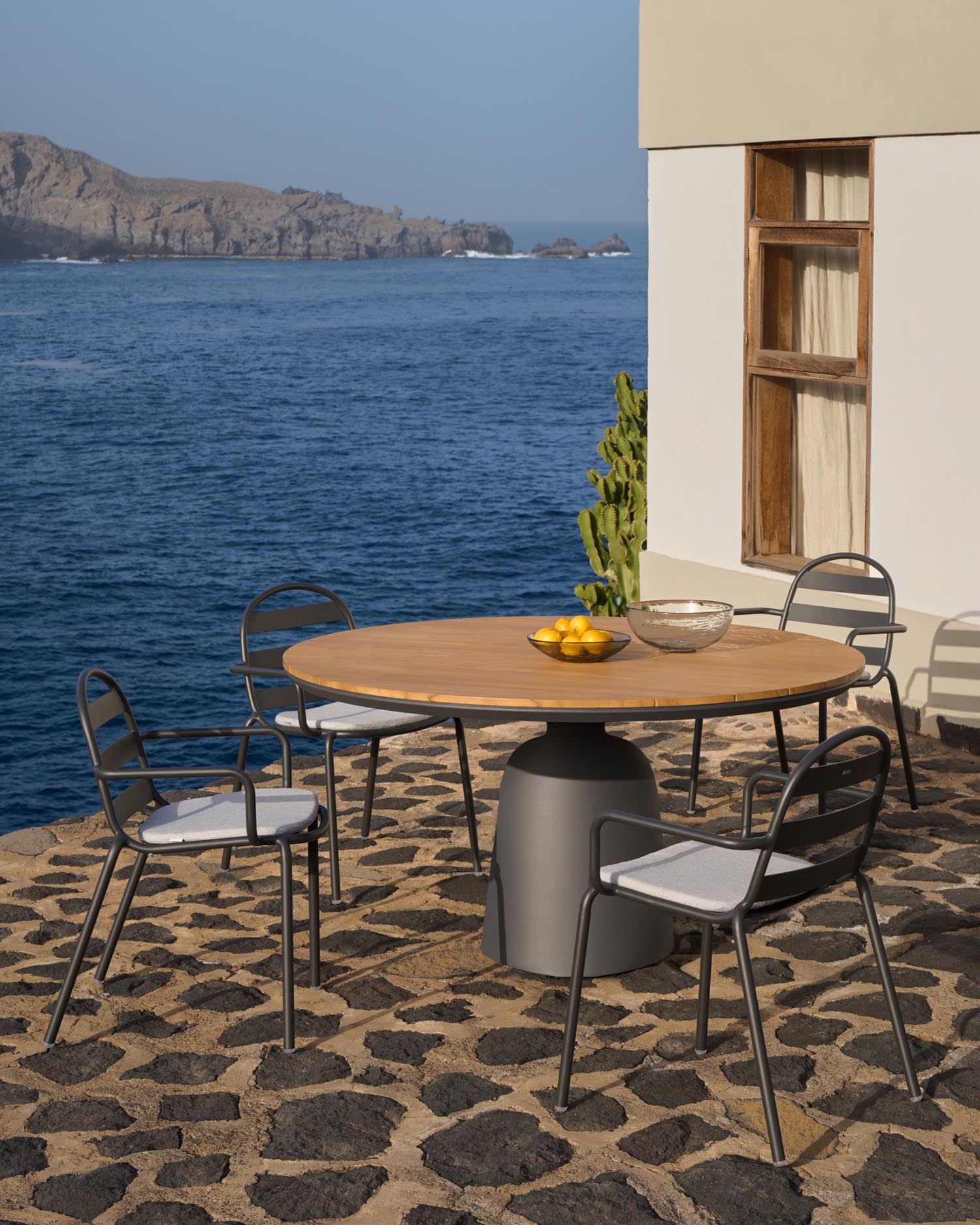 Tudons Outdoor-Tisch rund aus Aluminium mit grauem Finish und Teakholz FSC 100% Ø 120 cm in Graphit präsentiert im Onlineshop von KAQTU Design AG. Gartentisch ist von Kave Home