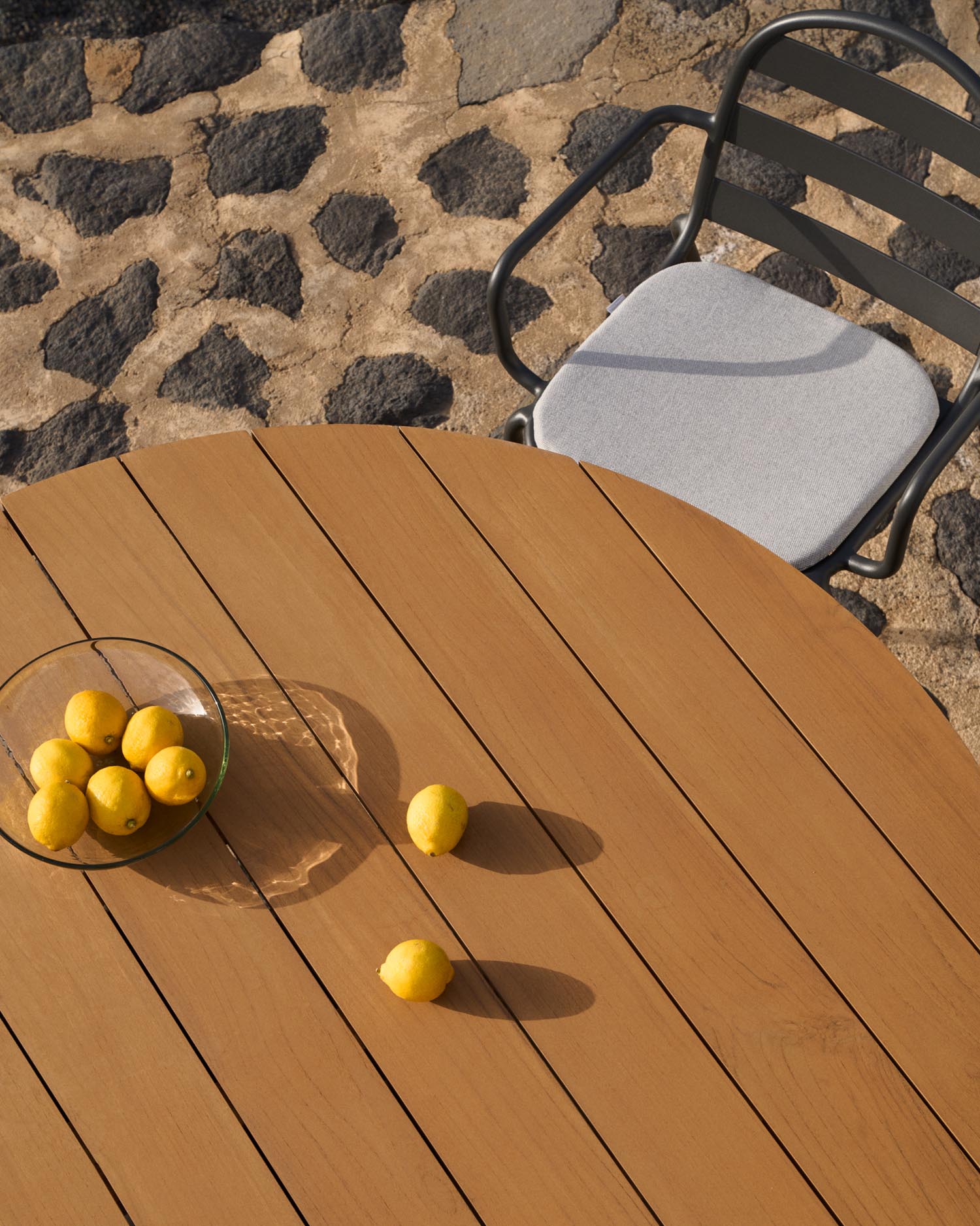 Tudons Outdoor-Tisch rund aus Aluminium mit grauem Finish und Teakholz FSC 100% Ø 120 cm in Graphit präsentiert im Onlineshop von KAQTU Design AG. Gartentisch ist von Kave Home