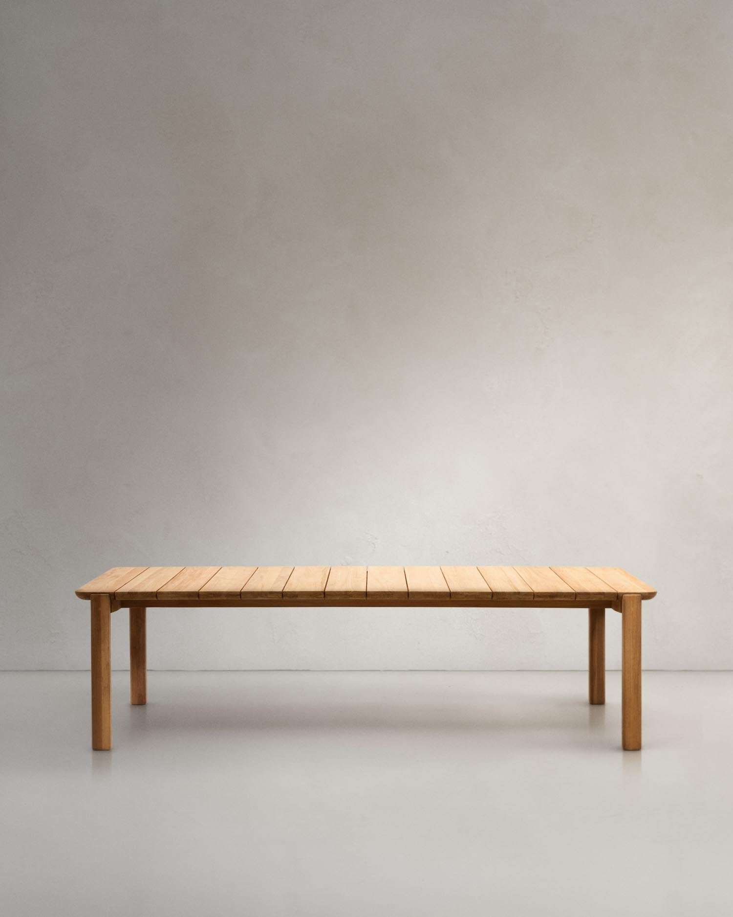 Icaro Tisch aus massivem Teakholz FSC 100% 280 x 112 cm in Braun präsentiert im Onlineshop von KAQTU Design AG. Gartentisch ist von Kave Home