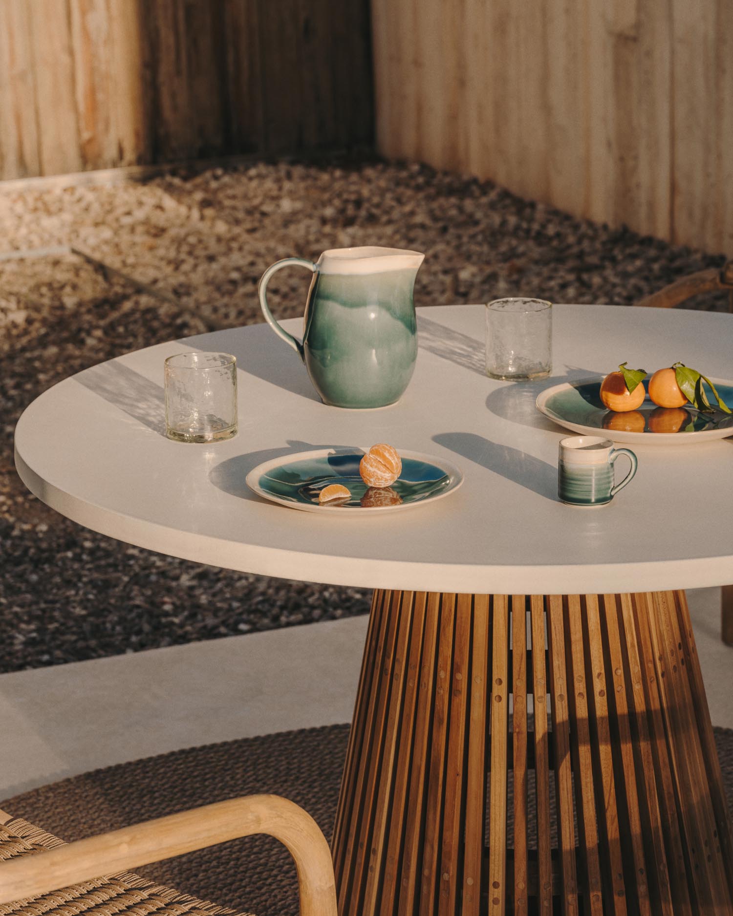 Alcaufar Outdoor Tisch rund aus massivem Teakholz und weissem Zement Ø 120 cm in Weiß präsentiert im Onlineshop von KAQTU Design AG. Gartentisch ist von Kave Home