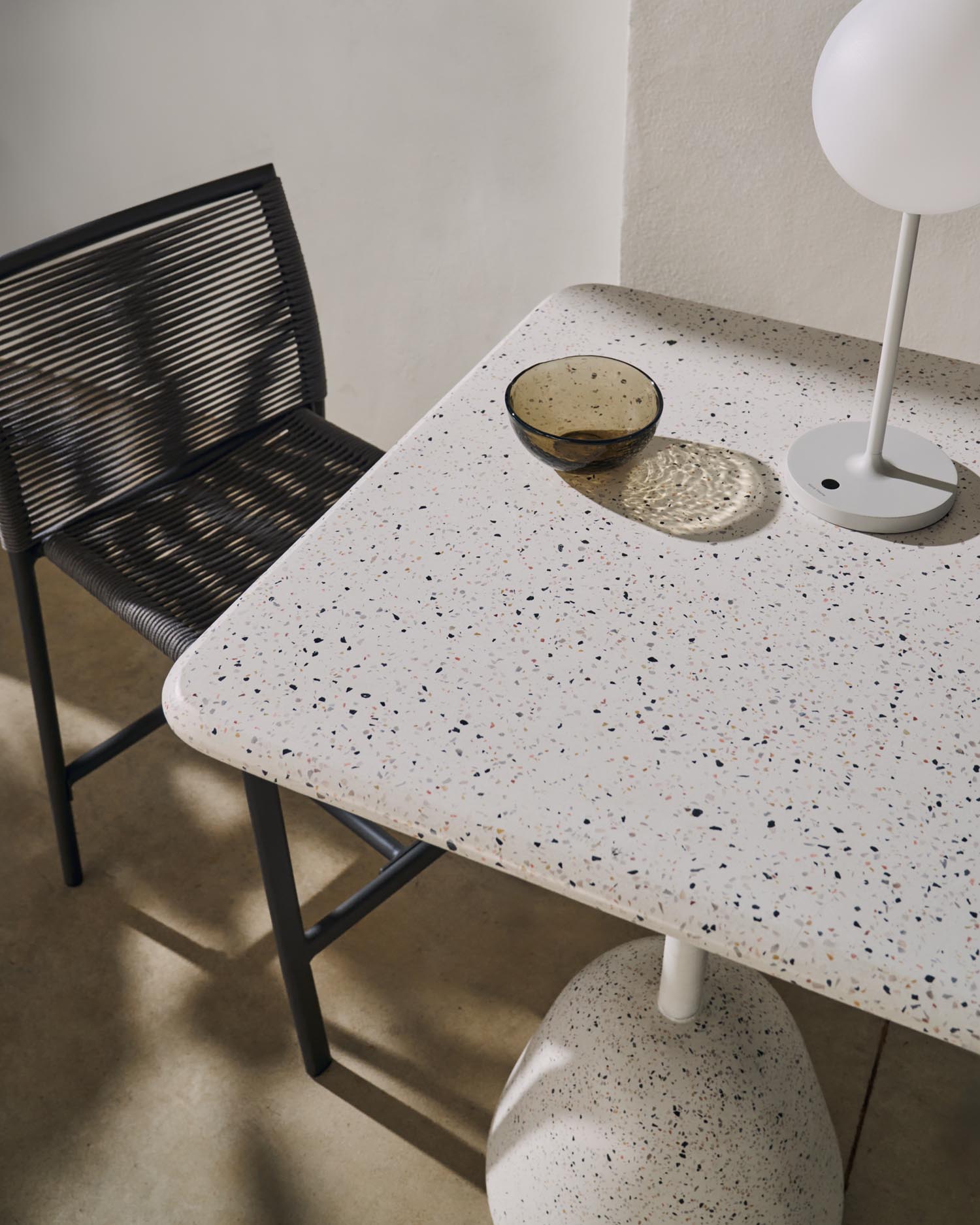 Hoher Saura Bartisch aus weissem Terrazzo mit weisser Terrazzo-Platte 95 x 70 x 70 cm in Weiß präsentiert im Onlineshop von KAQTU Design AG. Hochtisch Outdoor ist von Kave Home