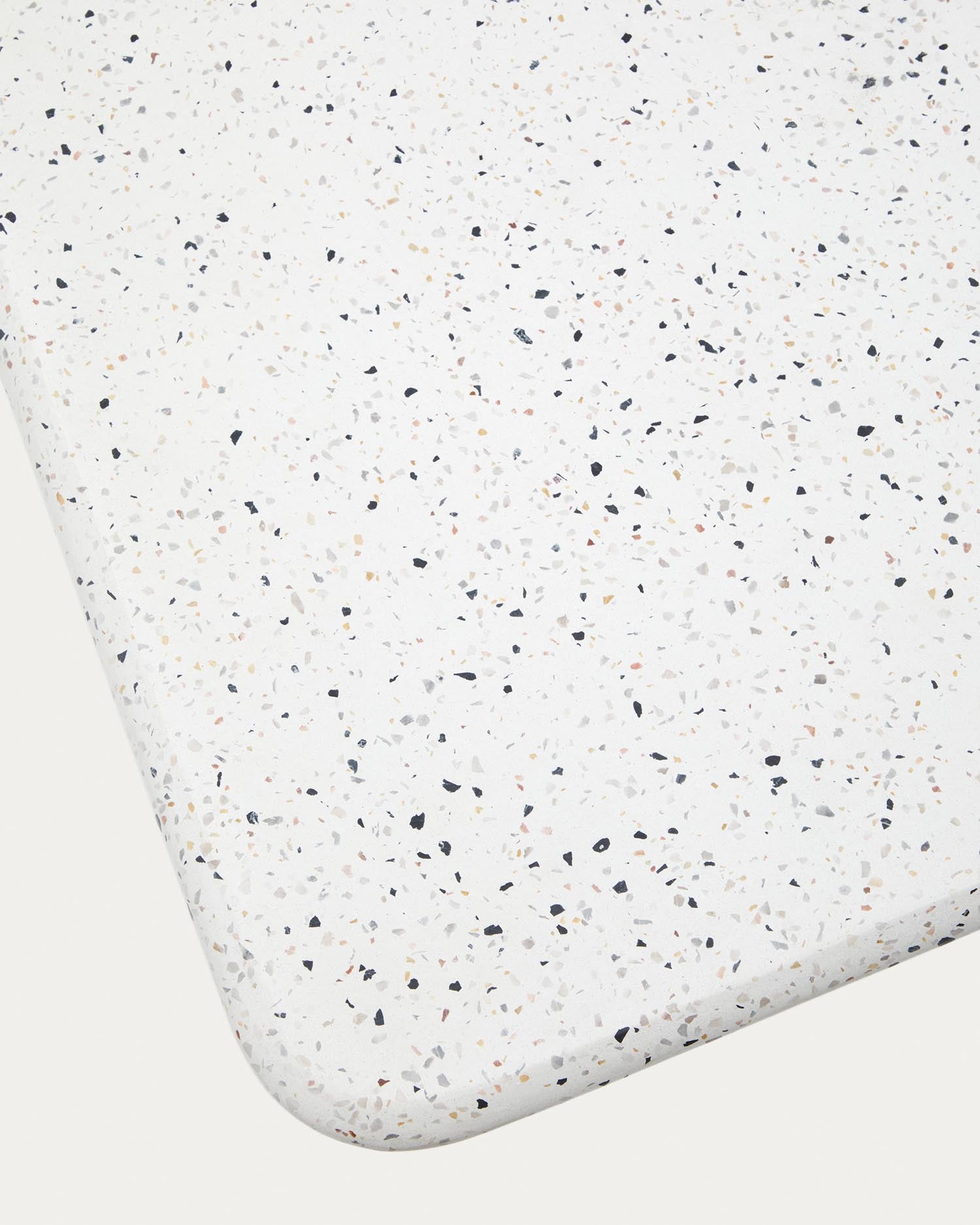 Hoher Saura Bartisch aus weissem Terrazzo mit weisser Terrazzo-Platte 95 x 70 x 70 cm in Weiß präsentiert im Onlineshop von KAQTU Design AG. Hochtisch Outdoor ist von Kave Home