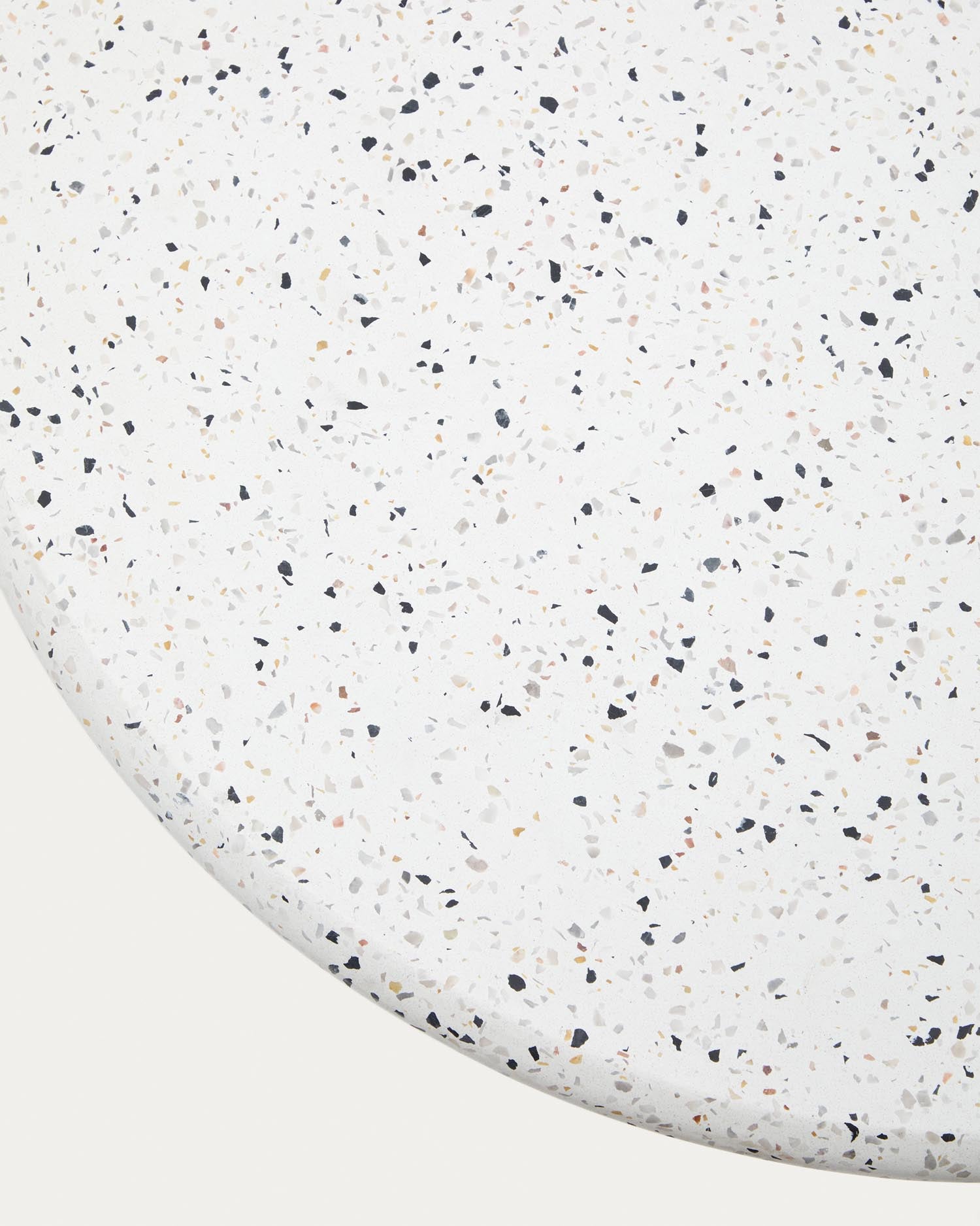 Saura Tisch aus weissem Terrazzo mit weisser Terrazzo-Platte 75 x Ø70 in Weiß präsentiert im Onlineshop von KAQTU Design AG. Gartentisch ist von Kave Home