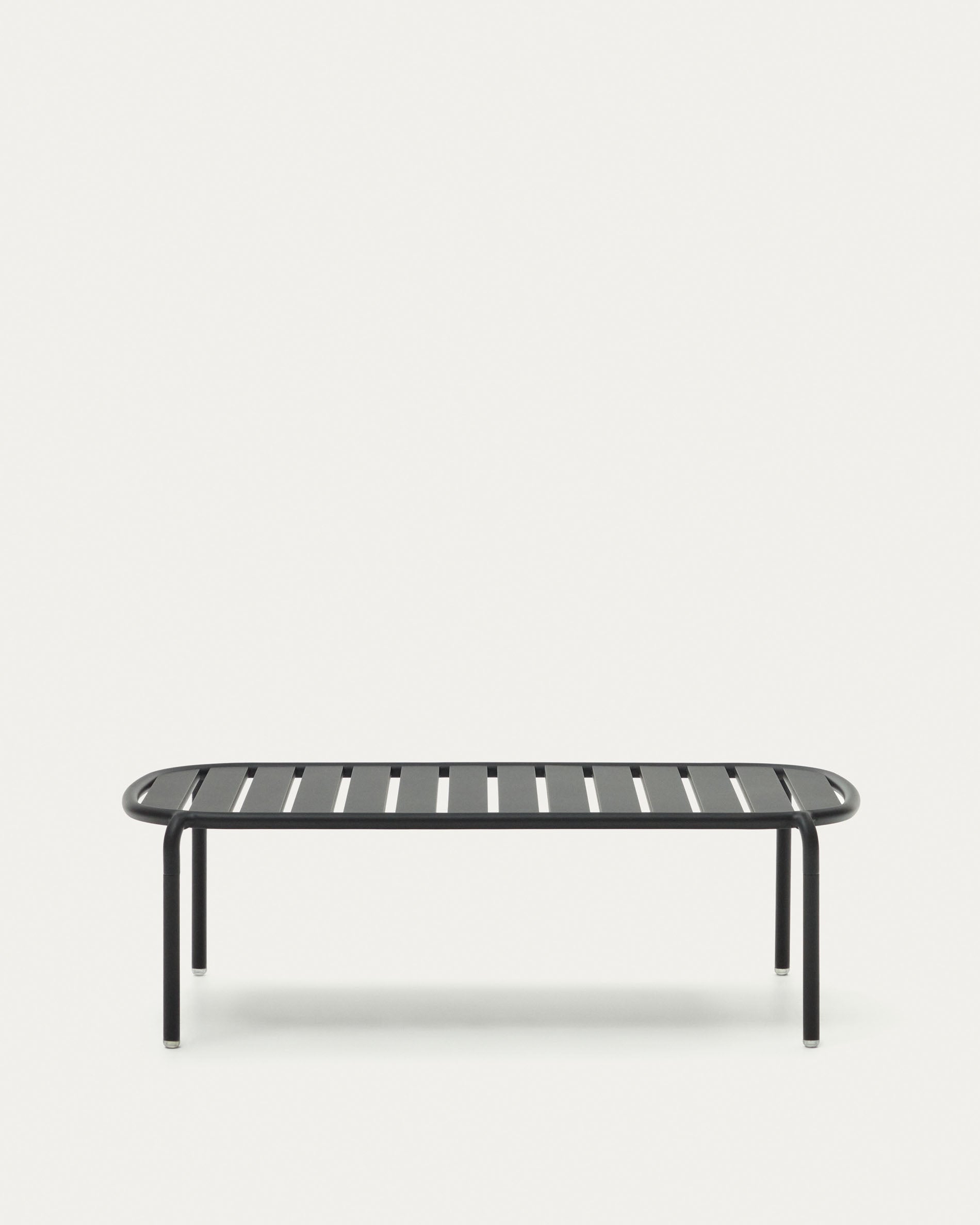 Gartencouchtisch Joncols aus Aluminium mit Finish in Grau Ø 110 x 62 cm in Grau präsentiert im Onlineshop von KAQTU Design AG. Beistelltisch Outdoor ist von Kave Home