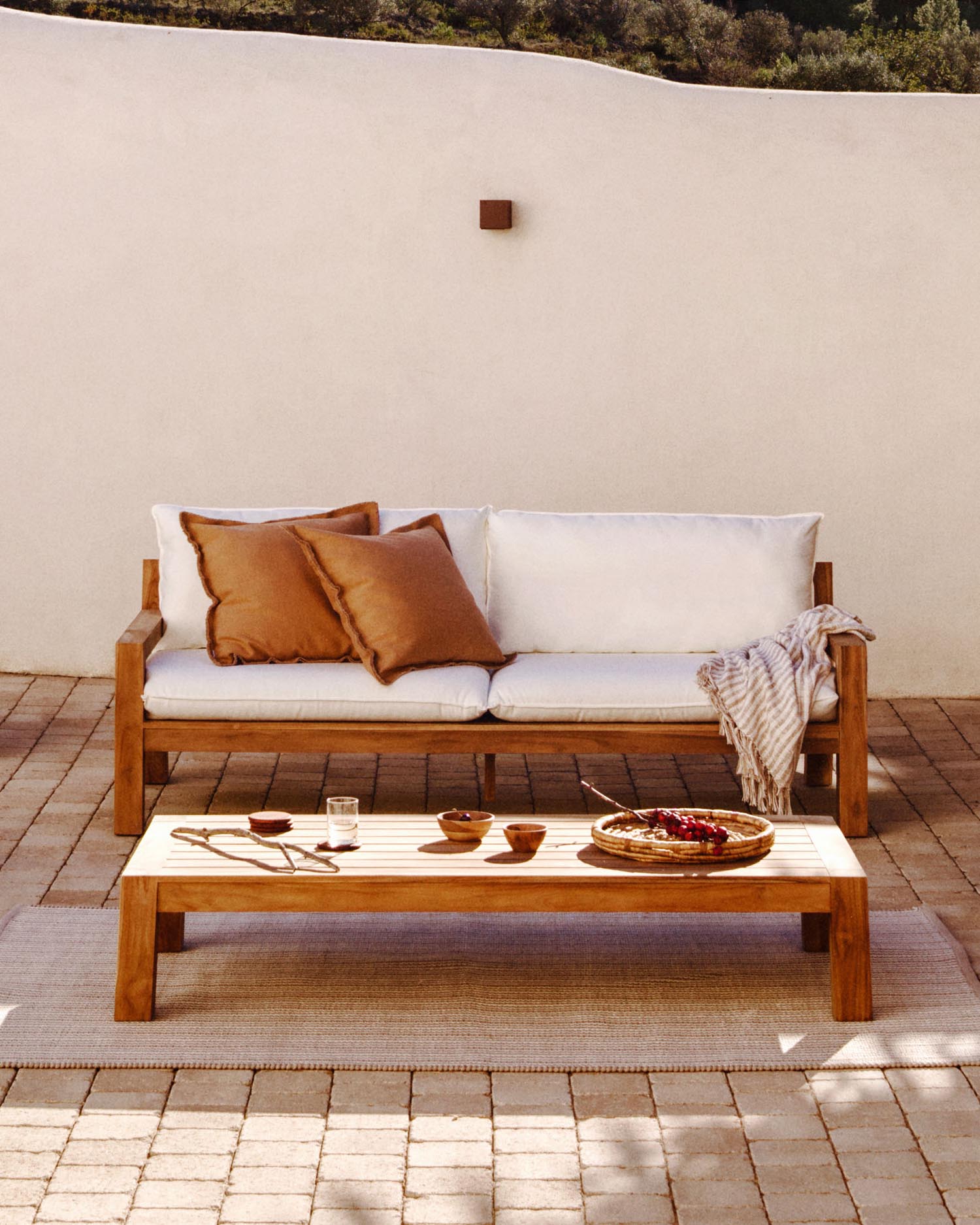 Forcanera Couchtisch aus massivem Teakholz 150 x 71 cm in Braun präsentiert im Onlineshop von KAQTU Design AG. Beistelltisch Outdoor ist von Kave Home