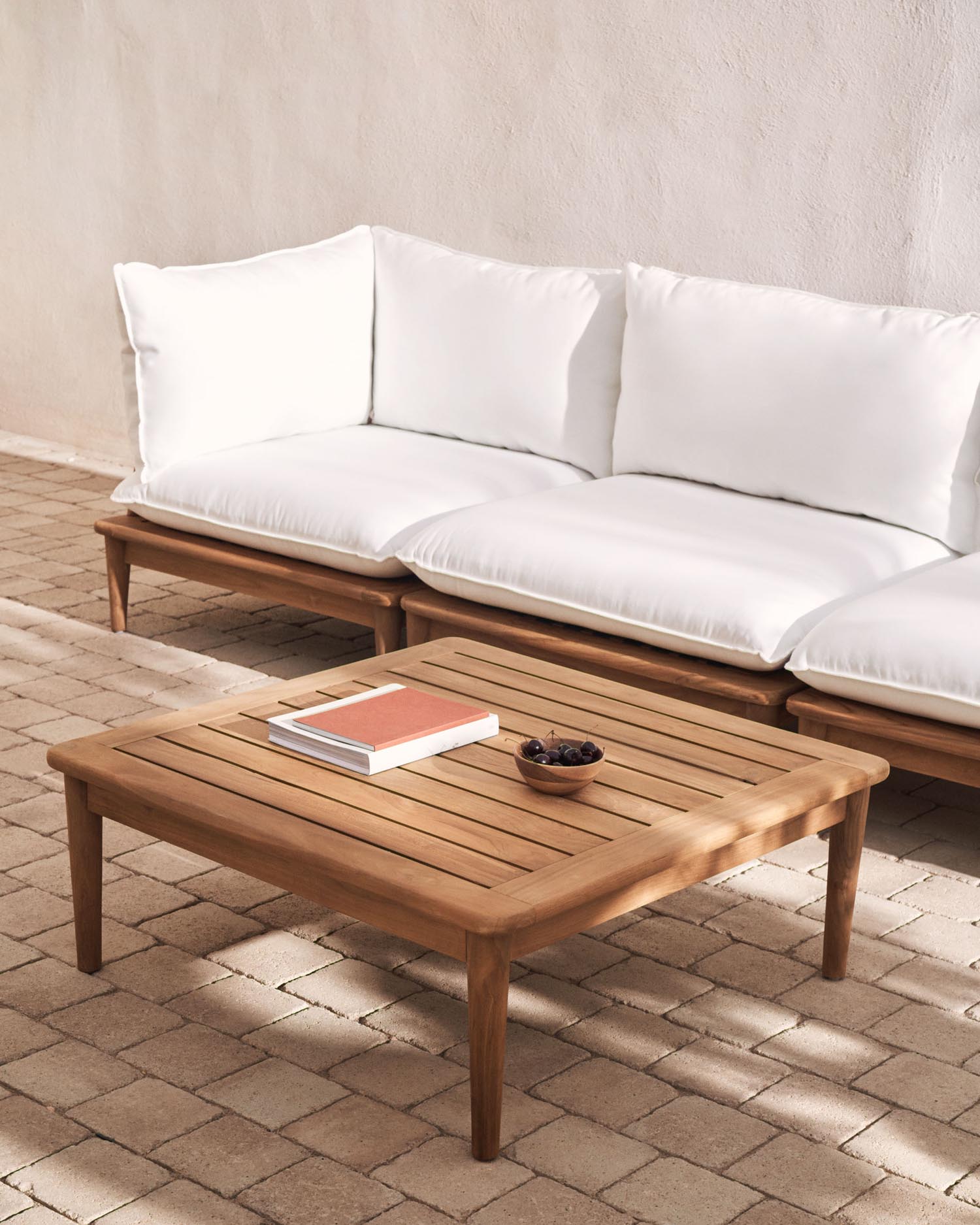 Portitxol Couchtisch aus massivem Teakholz 80 x 80 cm in Braun präsentiert im Onlineshop von KAQTU Design AG. Beistelltisch Outdoor ist von Kave Home