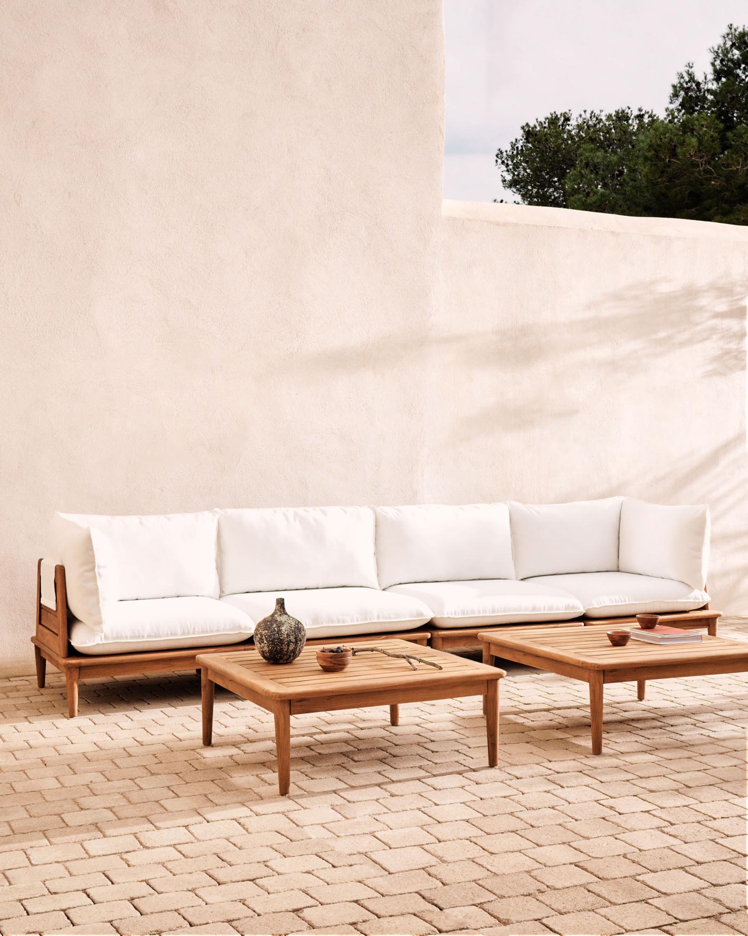 Portitxol Couchtisch aus massivem Teakholz 80 x 80 cm in Braun präsentiert im Onlineshop von KAQTU Design AG. Beistelltisch Outdoor ist von Kave Home