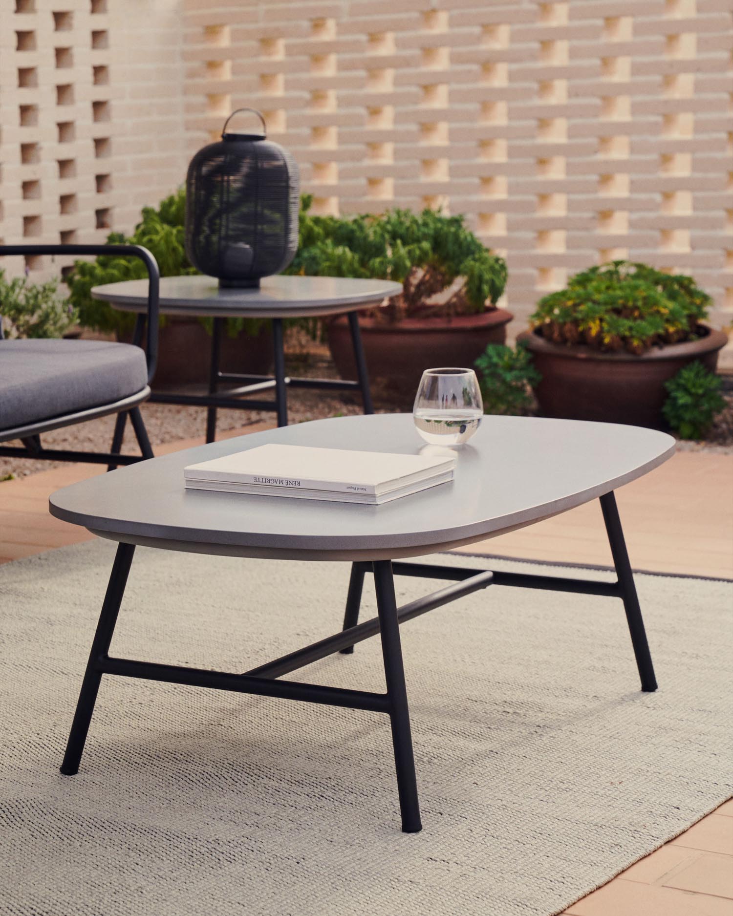 Bramant Couchtisch aus Stahl mit schwarzem Finish 100 x 60 cm in Schwarz präsentiert im Onlineshop von KAQTU Design AG. Beistelltisch Outdoor ist von Kave Home