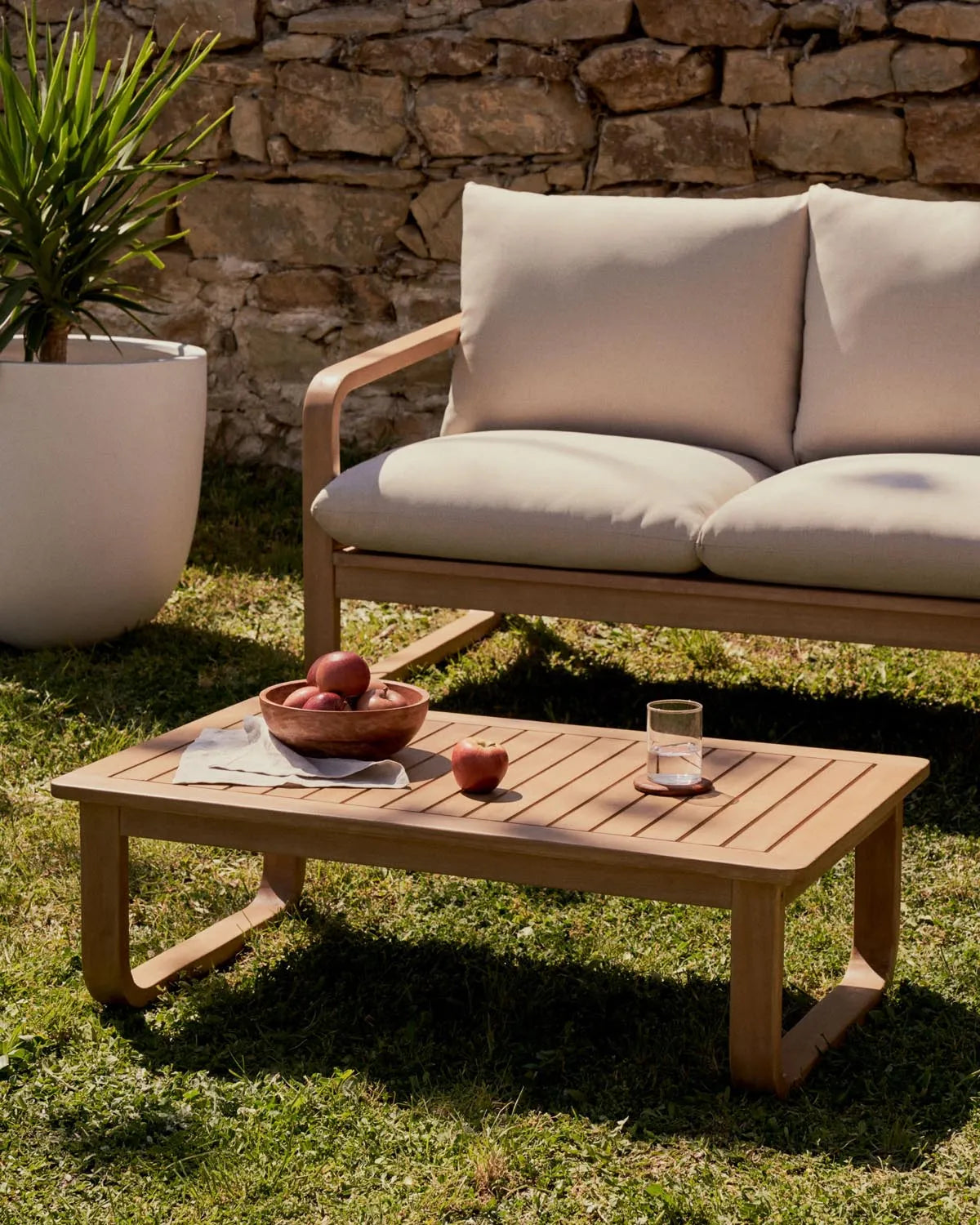 Sacaleta Couchtisch 100% outdoor massives Eukalyptusholz 100x60 cm FSC 100% in Natur präsentiert im Onlineshop von KAQTU Design AG. Beistelltisch ist von Kave Home