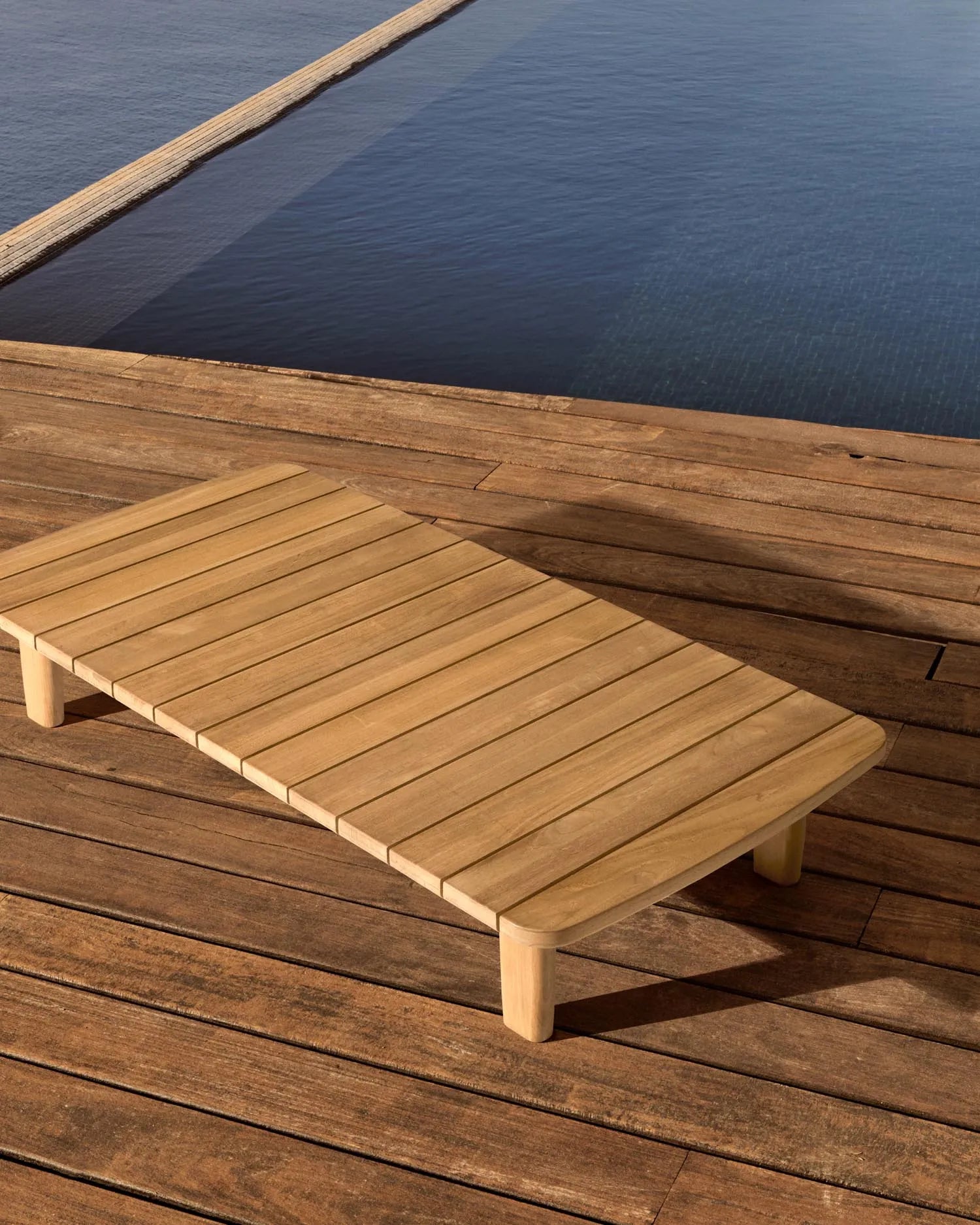 Eleganter Couchtisch aus FSC-zertifiziertem Teakholz, ideal für stilvolle Outdoor-Umgebungen. Robust, nachhaltig und zeitlos.