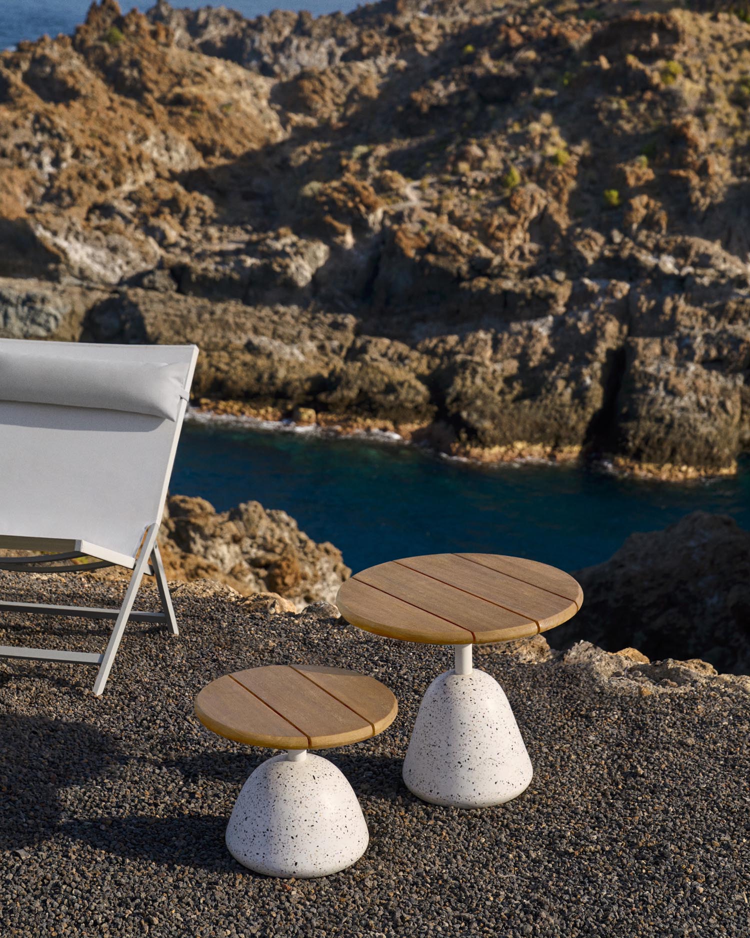 Saura Couchtisch weisse Terrazzo-Platte natürliches Akazienholz 32 x Ø55 cm in Natur präsentiert im Onlineshop von KAQTU Design AG. Beistelltisch Outdoor ist von Kave Home