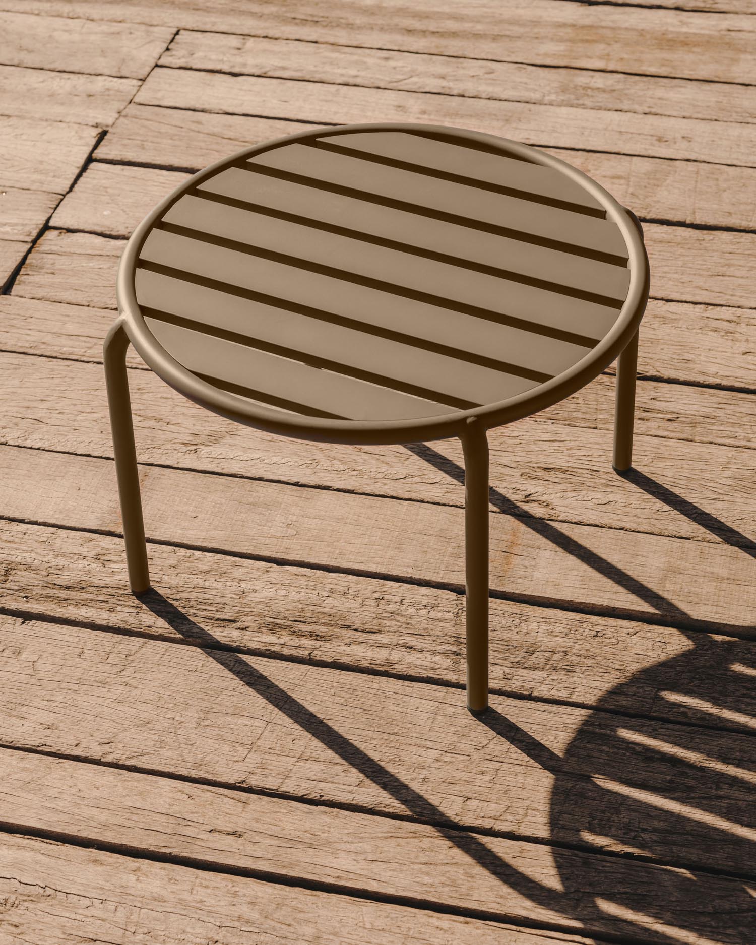 Gartenbeistelltisch Joncols aus Aluminium mit Finish in Grau Ø 60 cm in Grau präsentiert im Onlineshop von KAQTU Design AG. Beistelltisch Outdoor ist von Kave Home