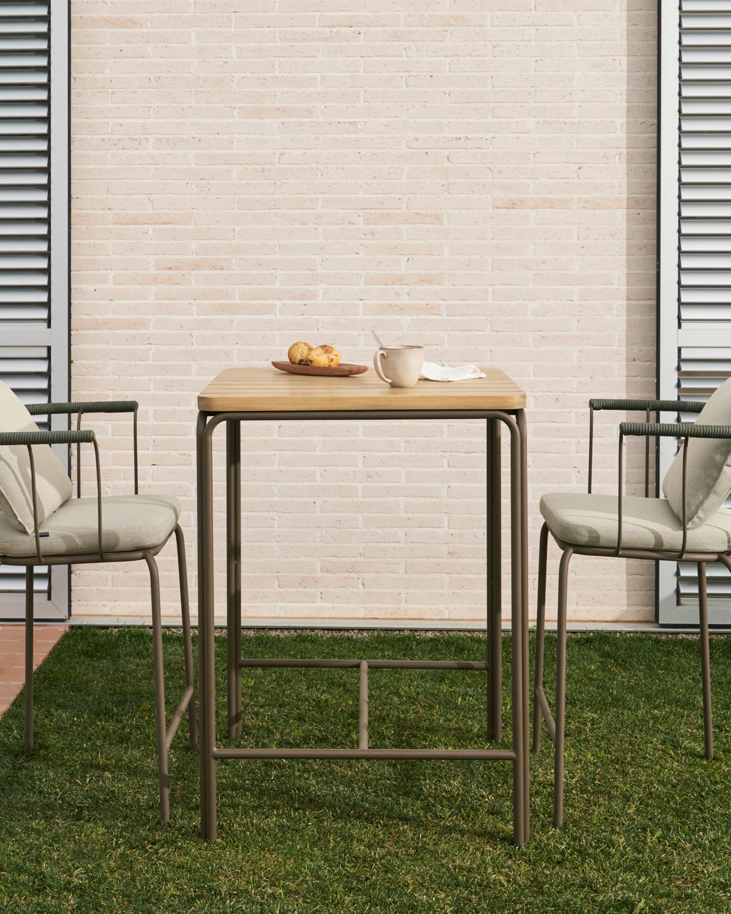 Salguer Hochtisch Outdoor massives Akazienholz Stahl in Braun 70 x 70 cm FSC 100% in Braun präsentiert im Onlineshop von KAQTU Design AG. Gartentisch ist von Kave Home