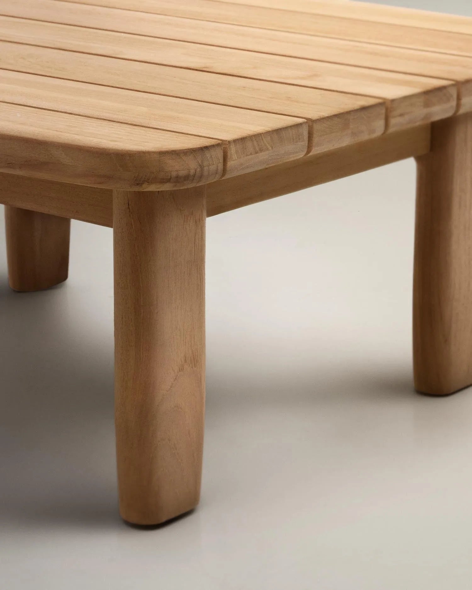 Eleganter Beistelltisch aus FSC-zertifiziertem Teakholz, ideal für stilvolle Outdoor-Bereiche.