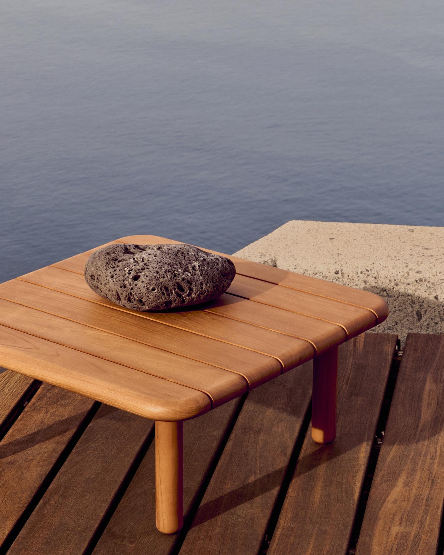 Turqueta Couchtisch aus massivem Teakholz FSC 100% 70 x 70 cm in Braun präsentiert im Onlineshop von KAQTU Design AG. Beistelltisch Outdoor ist von Kave Home