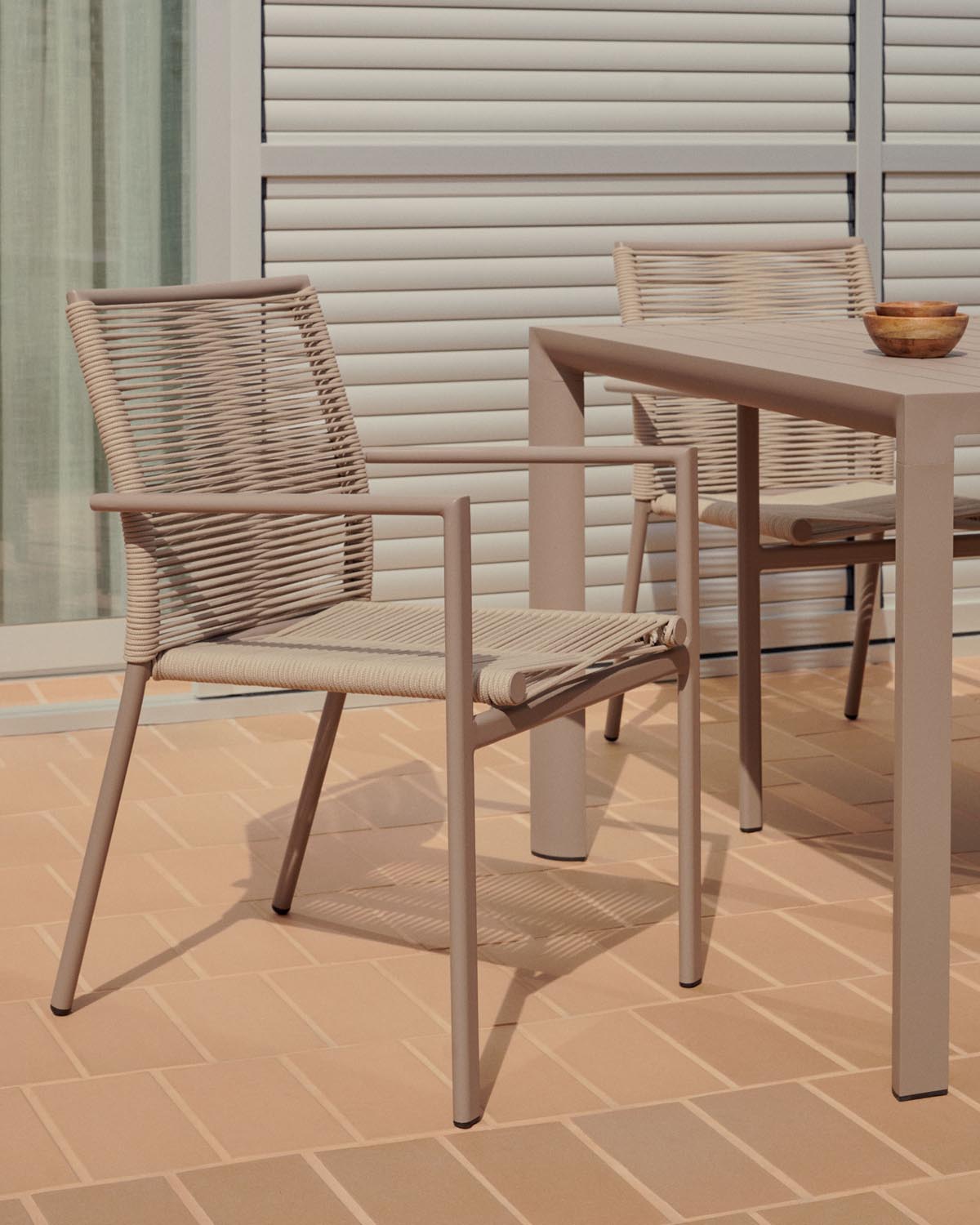 Stapelbarer Gartenstuhl Culip aus Seil und Aluminium in Braun in Braun, Beige präsentiert im Onlineshop von KAQTU Design AG. Gartenstuhl mit Armlehnen ist von Kave Home