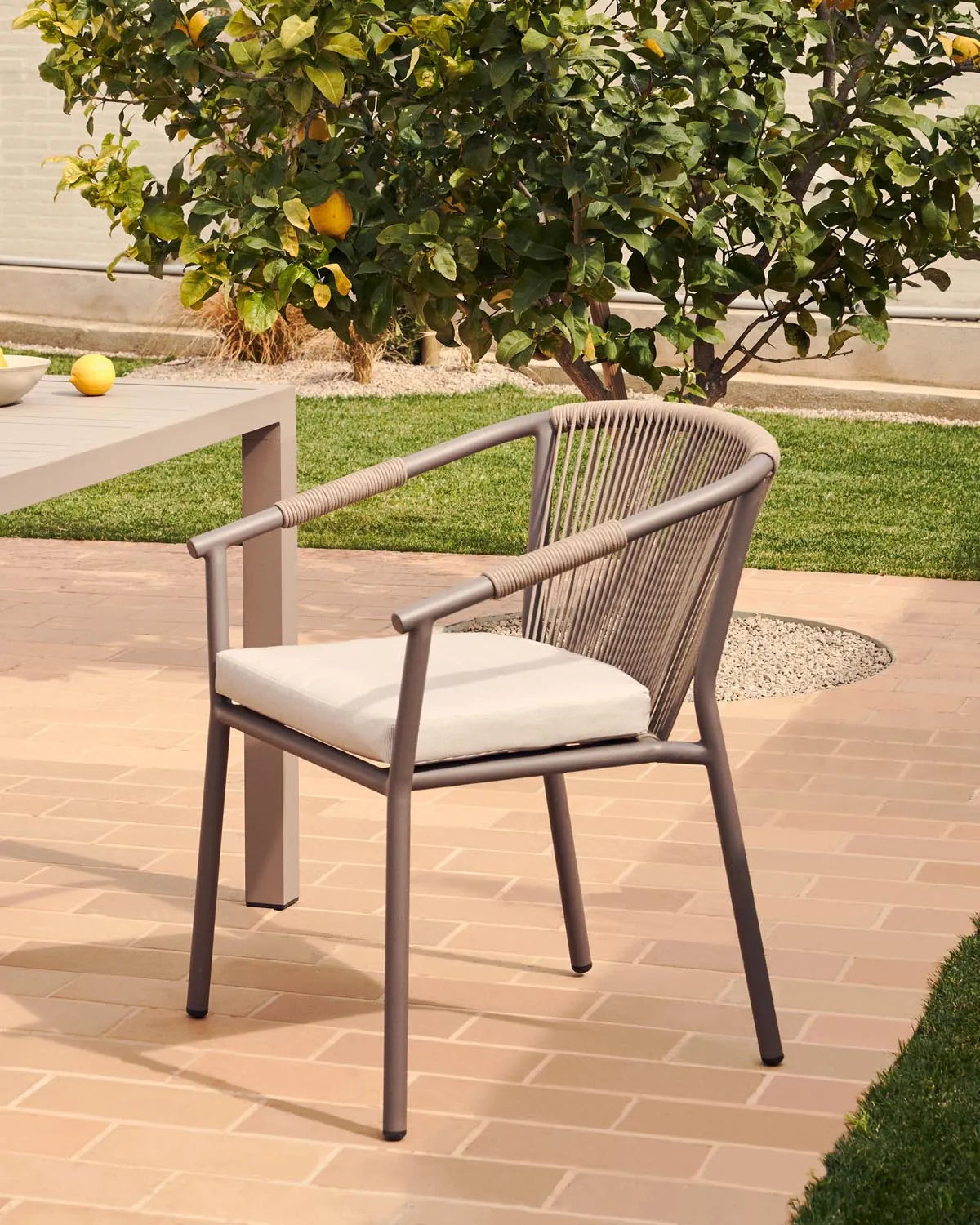 Xelida stapelbarer Gartenstuhl aus Aluminium und Seil braun in Braun, Beige präsentiert im Onlineshop von KAQTU Design AG. Gartenstuhl mit Armlehnen ist von Kave Home