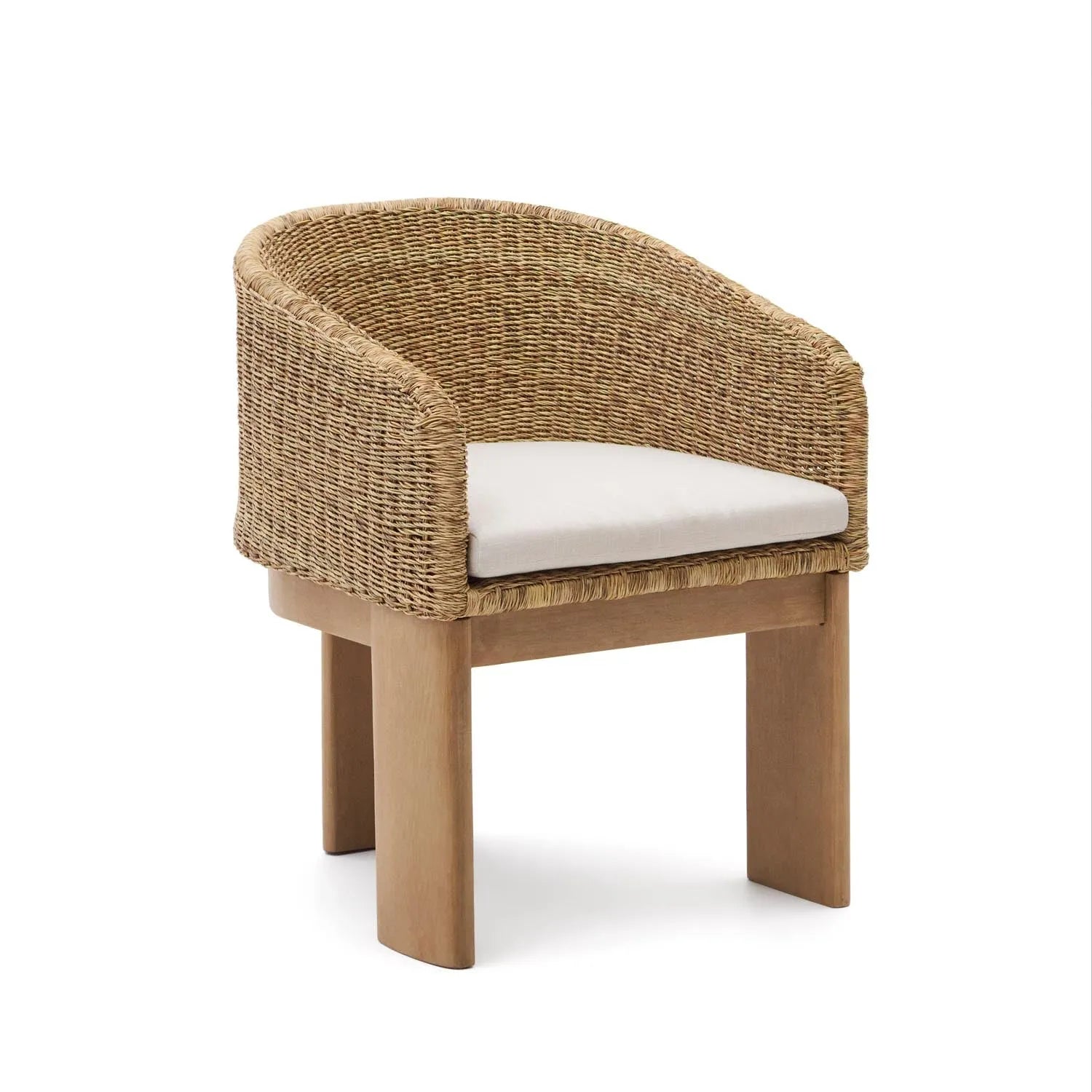 Xoriguer Stuhl aus synthetischem Rattan und massivem Eukalyptusholz FSC 100% in Natur, Beige präsentiert im Onlineshop von KAQTU Design AG. Outdoor-Sessel mit Armlehnen ist von Kave Home